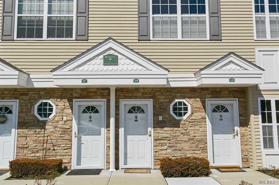 #1 photo, 219 Spring Drive, מחוז נסאו East Meadow , NY 11554