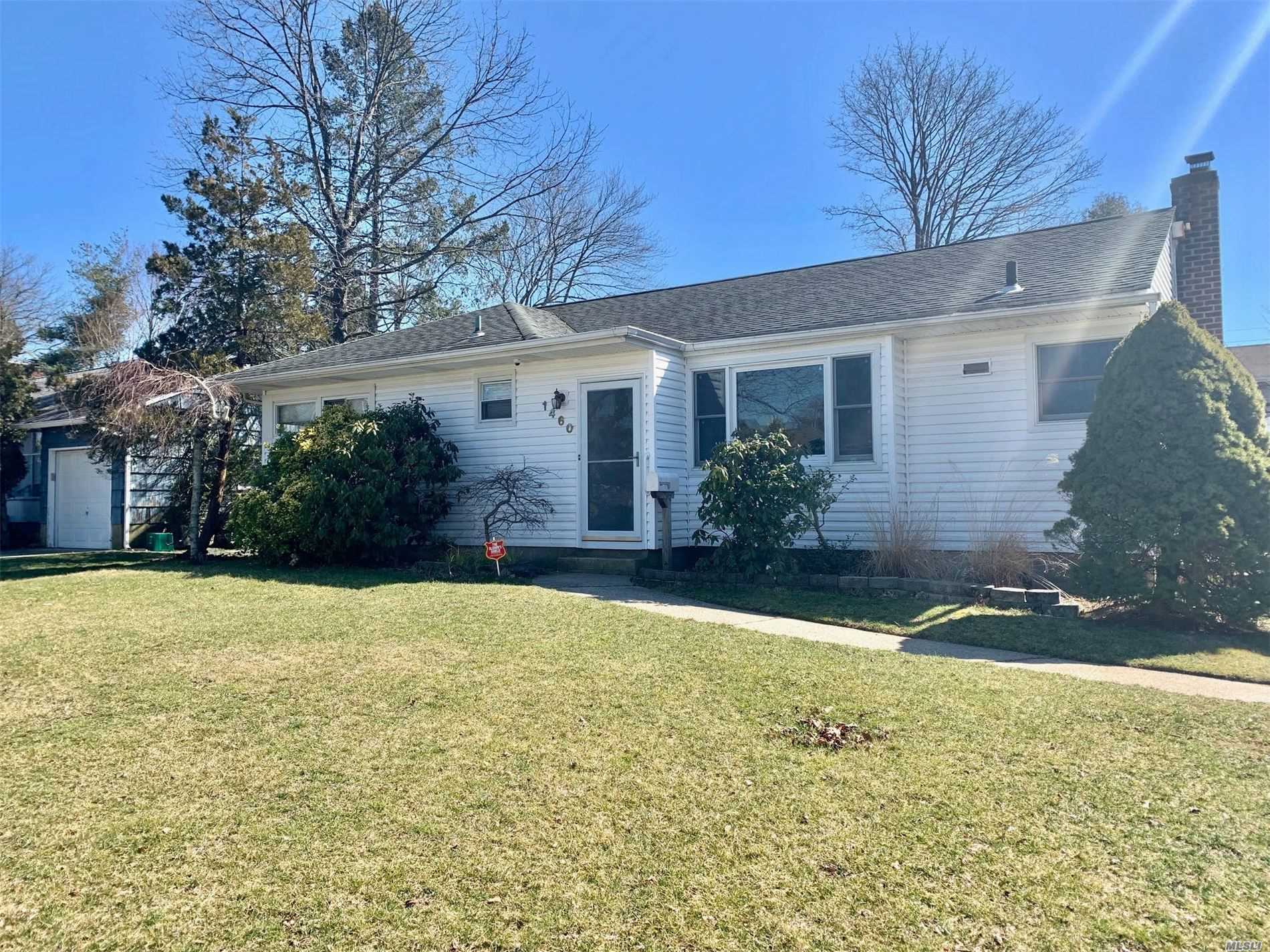 #1 photo, 1460 Sylvia Lane, מחוז נסאו East Meadow , NY 11554