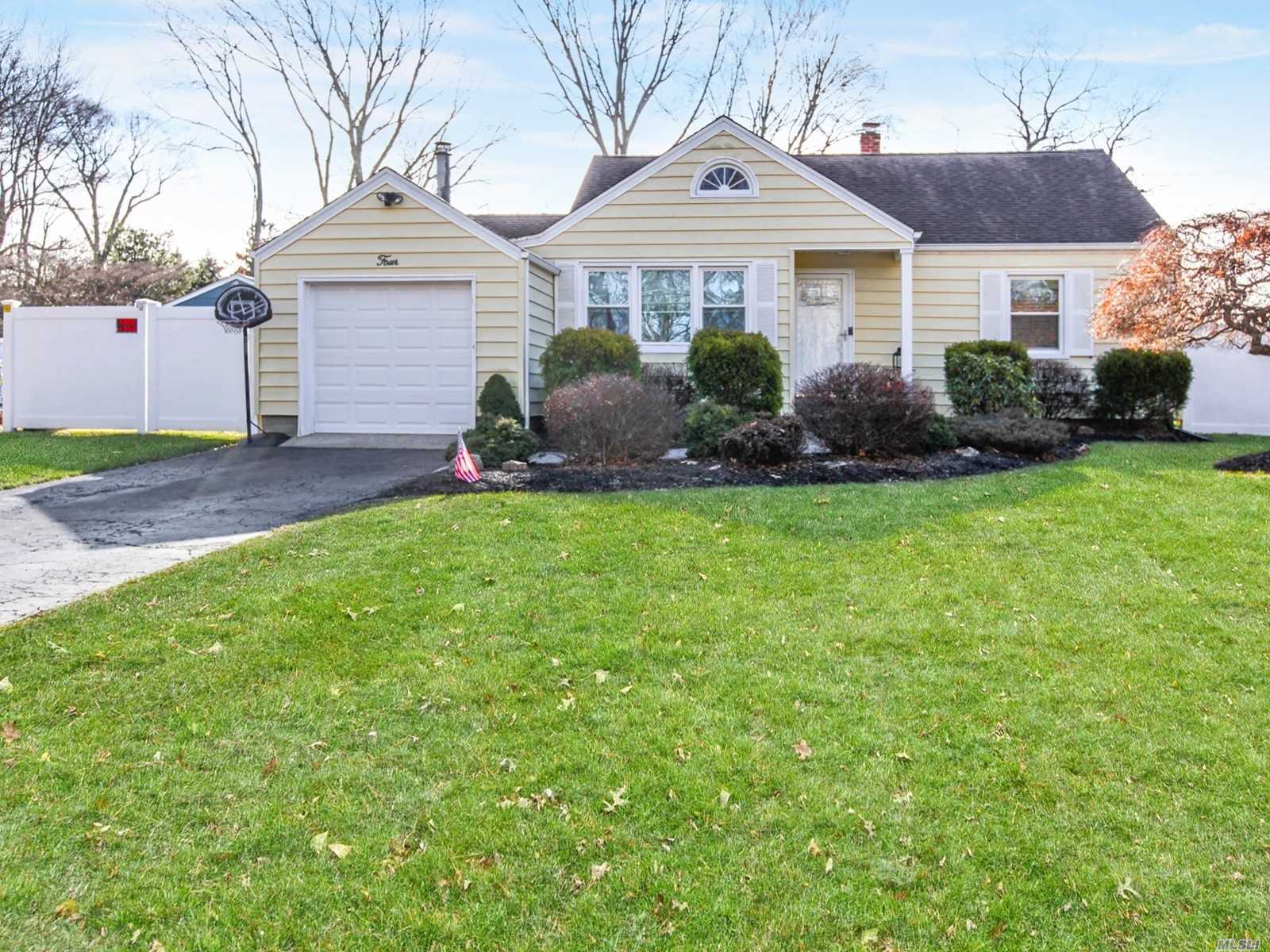 #1 photo, 4 Darling Avenue, サフォーク郡 Smithtown , NY 11787