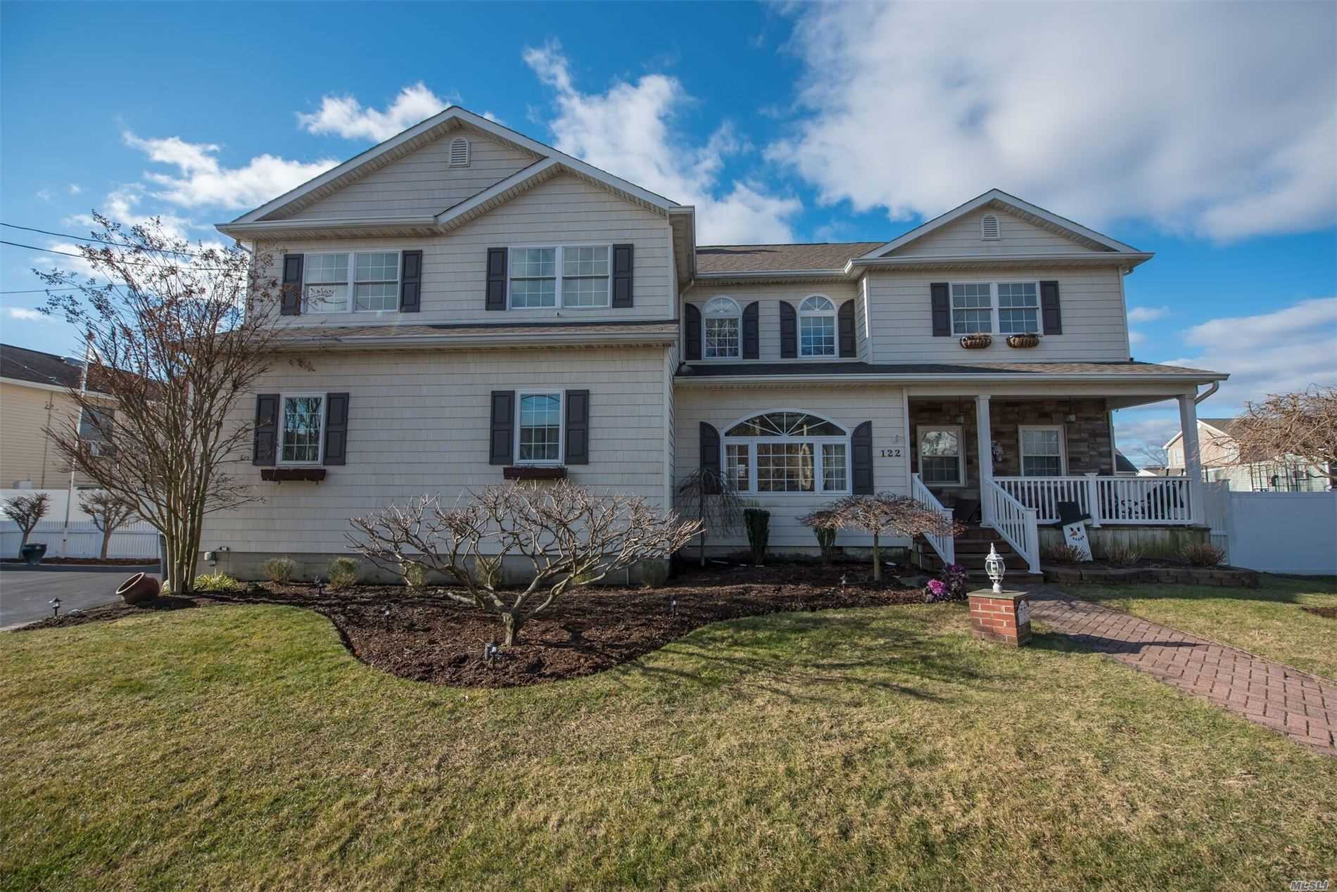 #1 photo, 122 Granada Parkway, Lindenhurst , NY 11757