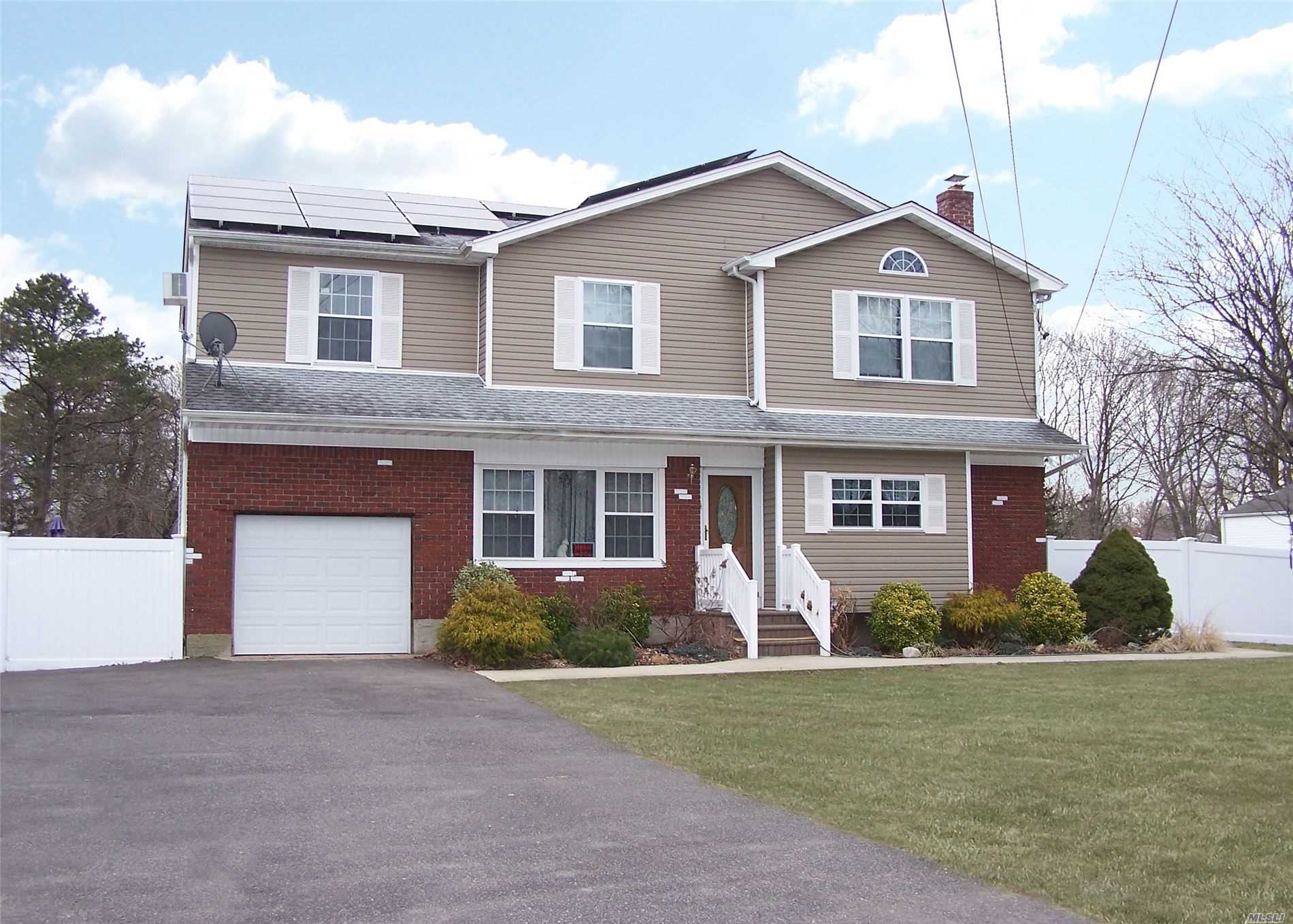 #1 photo, 1754 Heckscher Avenue, Bay Shore , NY 11706