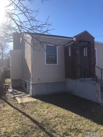 #1 photo, 235 E Hoffman Avenue, سوفولك Lindenhurst , NY 11757