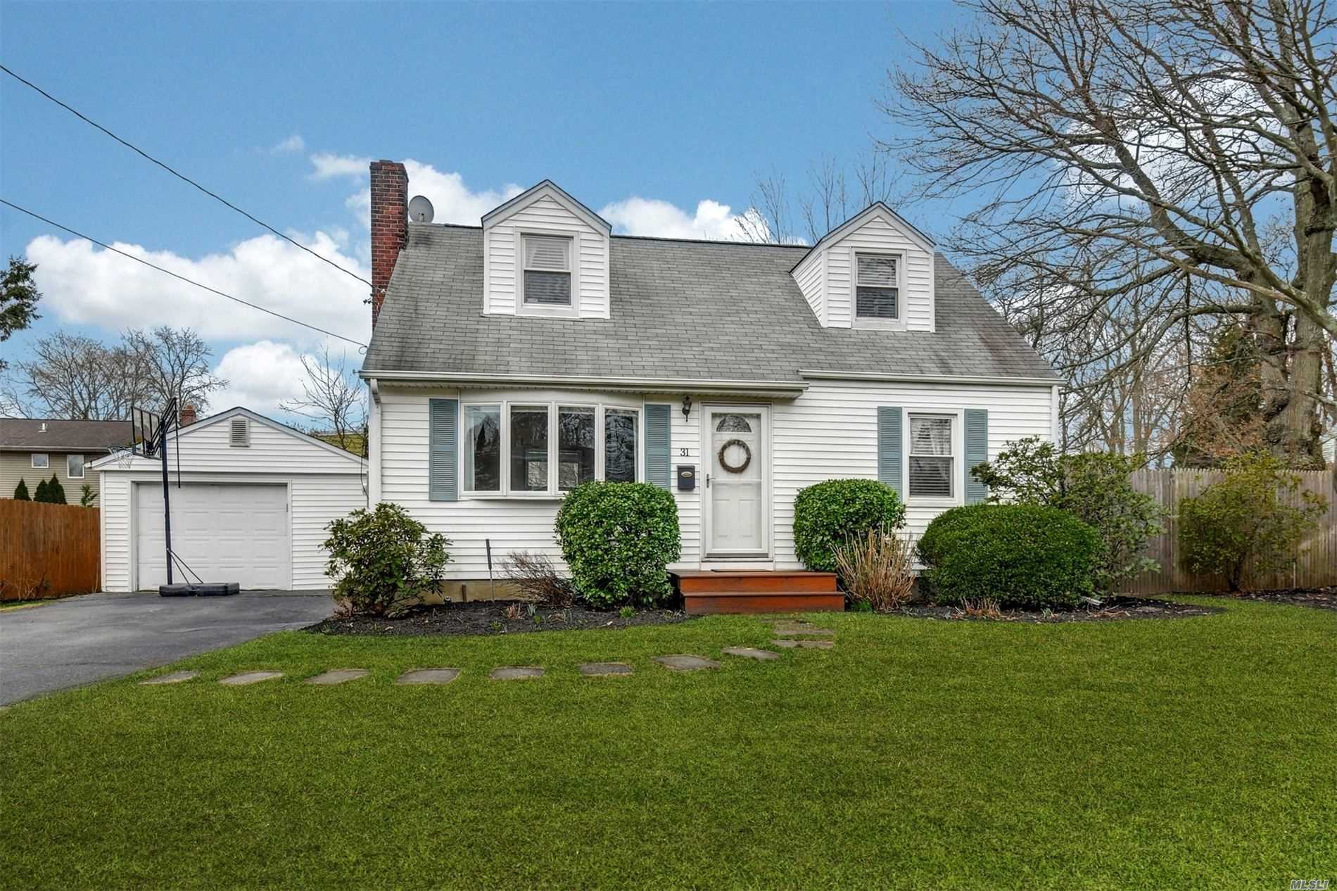 #1 photo, 31 Thorney Avenue, Саффолк ‖ Huntington Station , NY 11746