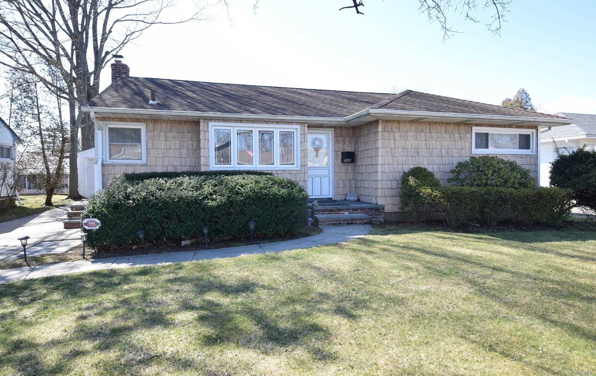 #1 photo, 532 Chestnut Lane, ناسو East Meadow , NY 11554