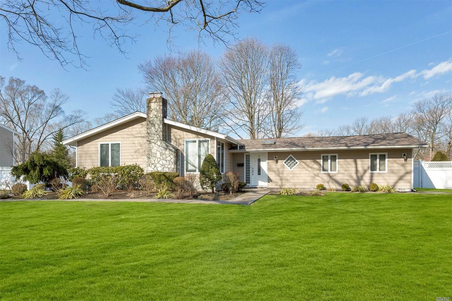 #1 photo, 9 Lauren Avenue, سوفولك Dix Hills , NY 11746