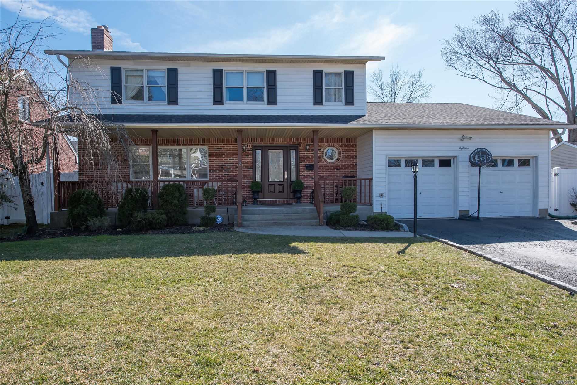 #1 photo, 18 Alexander Street, 롱 아일랜드 Babylon , NY 11702