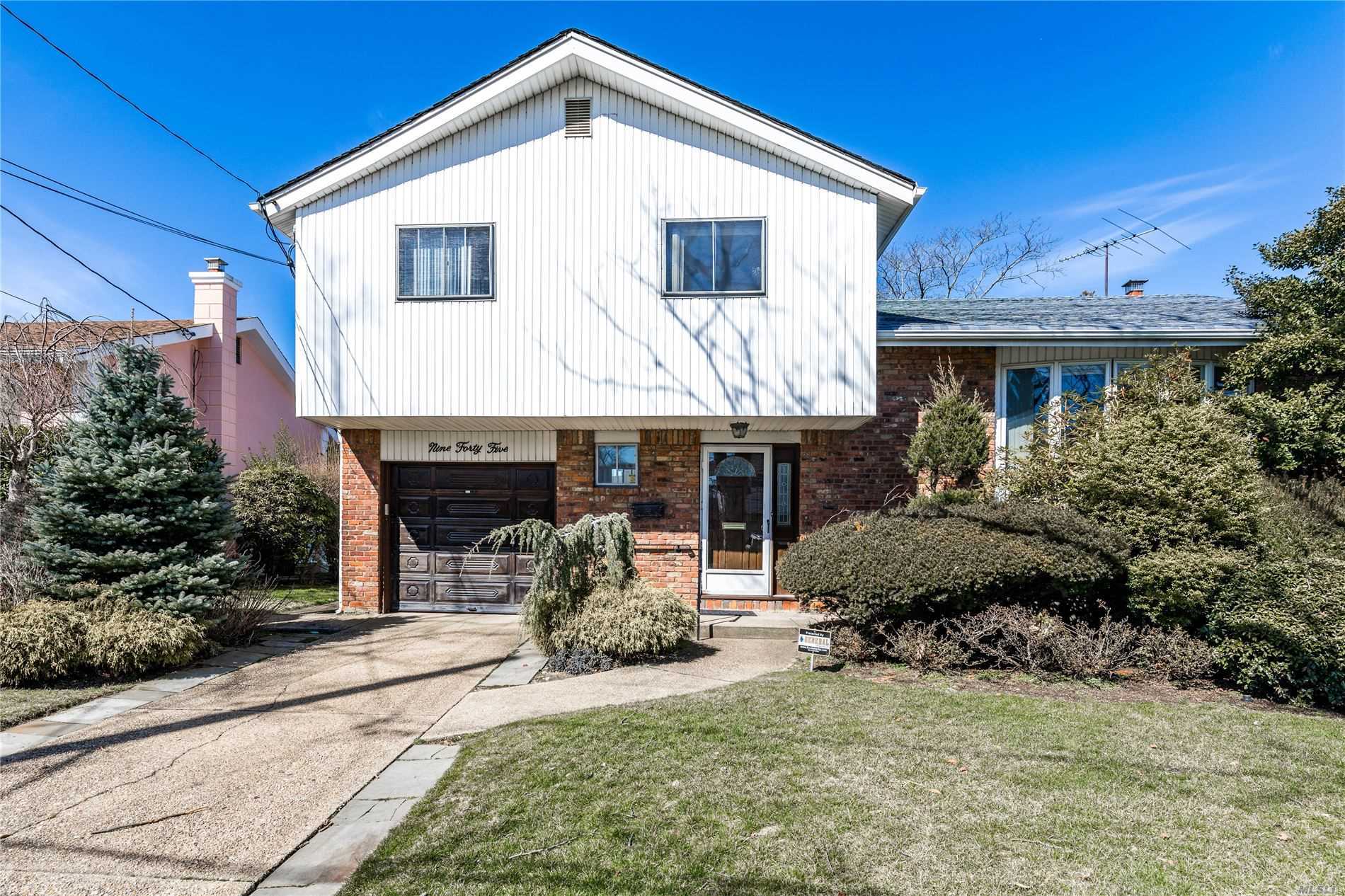 #1 photo, 945 Woodoak Drive, Baldwin , NY 11510