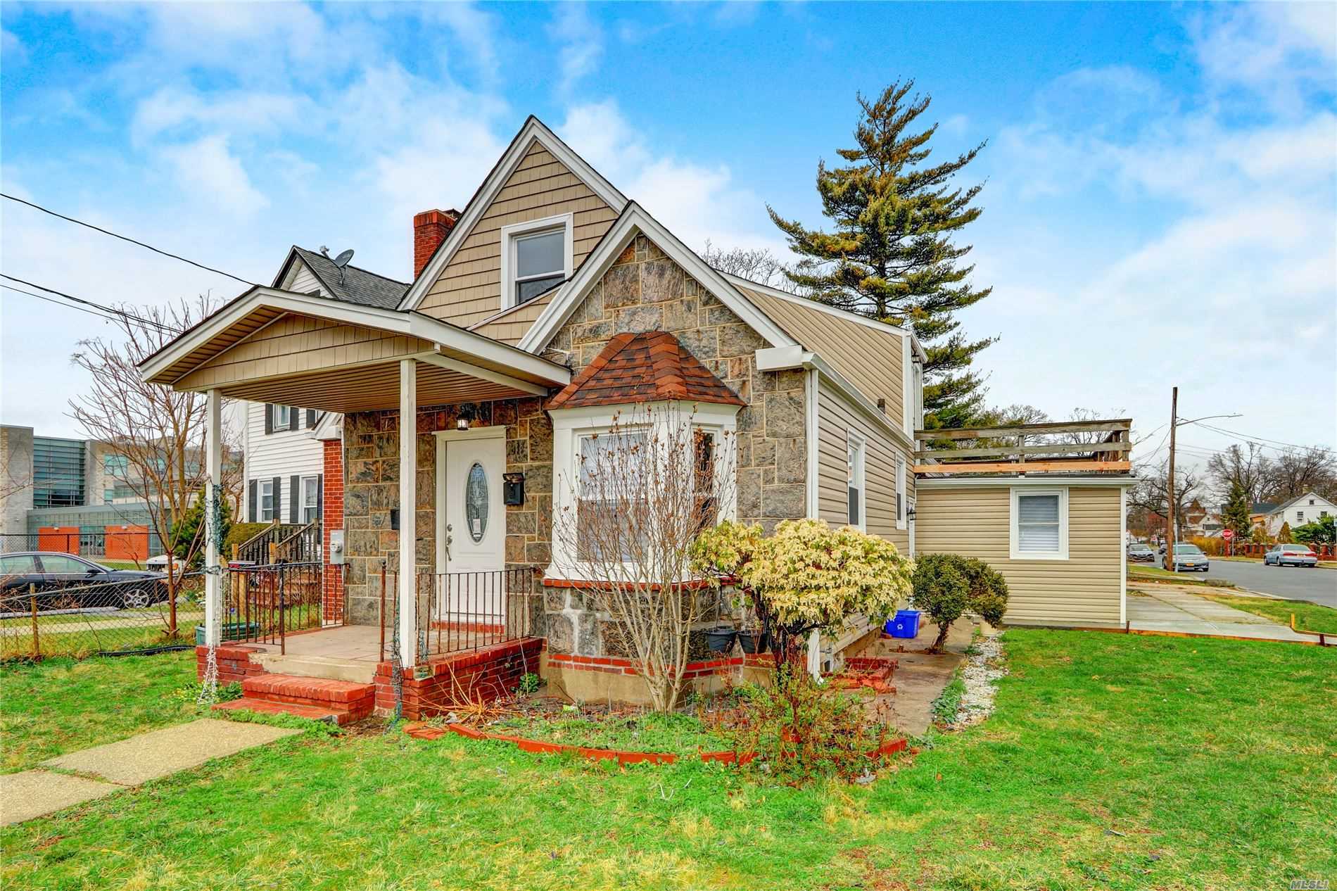 #1 photo, 103 Washington Avenue, ナッソー郡 Roosevelt , NY 11575