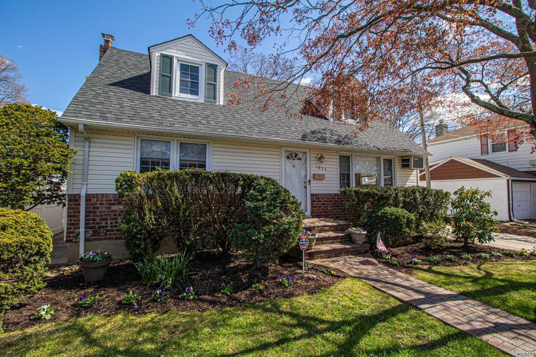 #1 photo, 1854 Monroe Avenue, ナッソー郡 North Bellmore , NY 11710