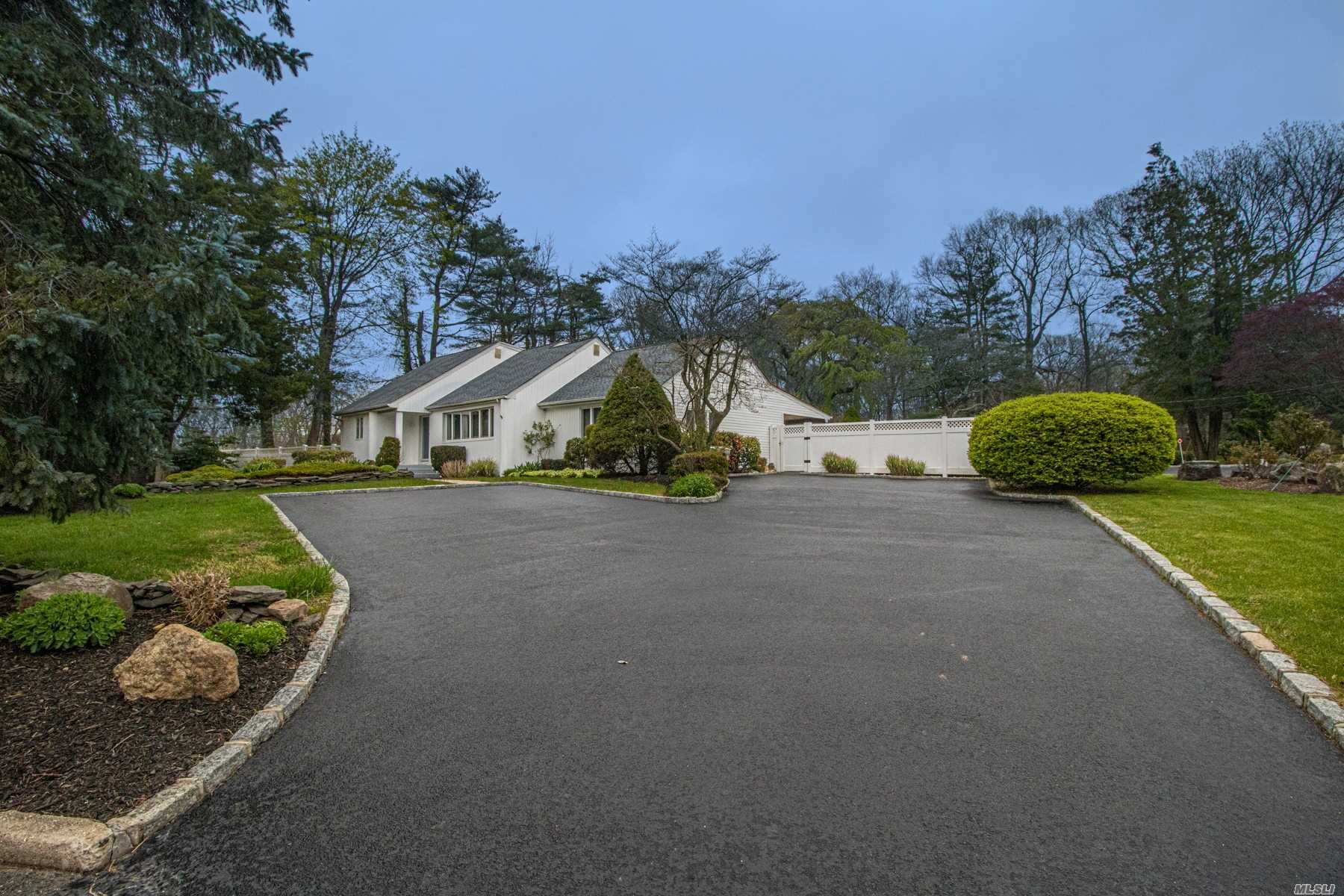 #1 photo, 1 Walton Court, Саффолк ‖ Dix Hills , NY 11746