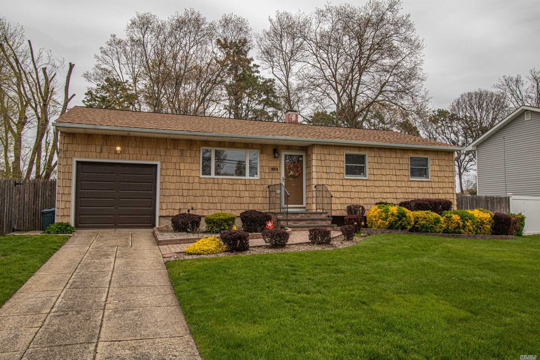 #1 photo, 243 Manhasset Street, מחוז סאפוק Islip Terrace , NY 11752