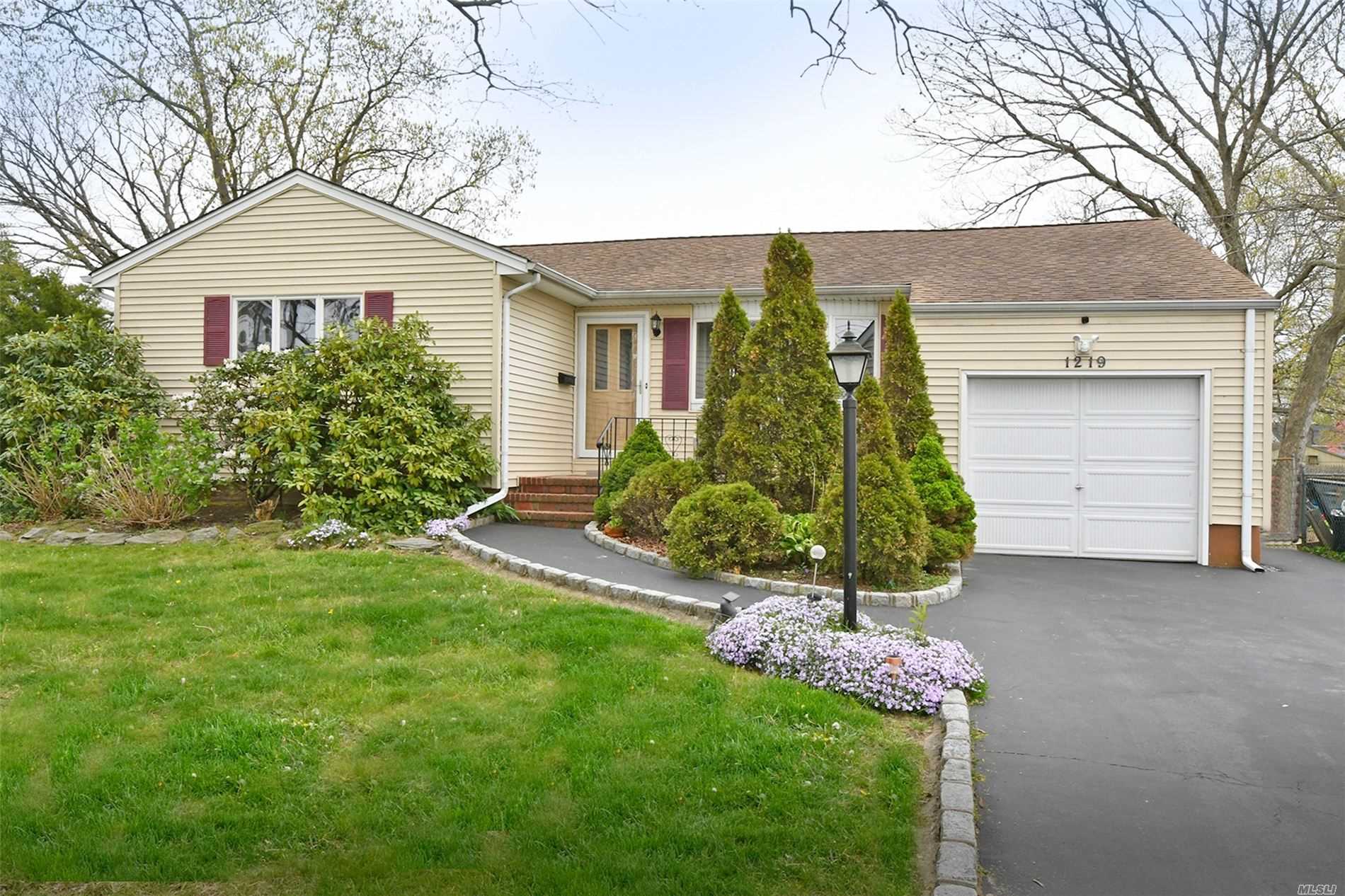 #1 photo, 1219 4th Street, West Babylon , NY 11704