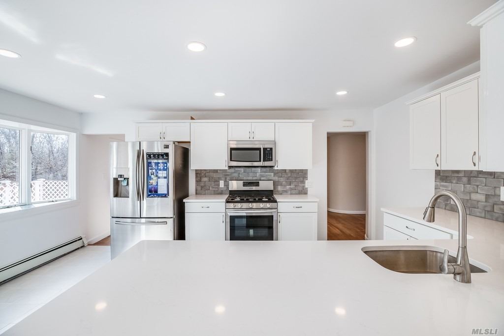 #1 photo, 17 Charles Court, מחוז סאפוק East Patchogue , NY 11772