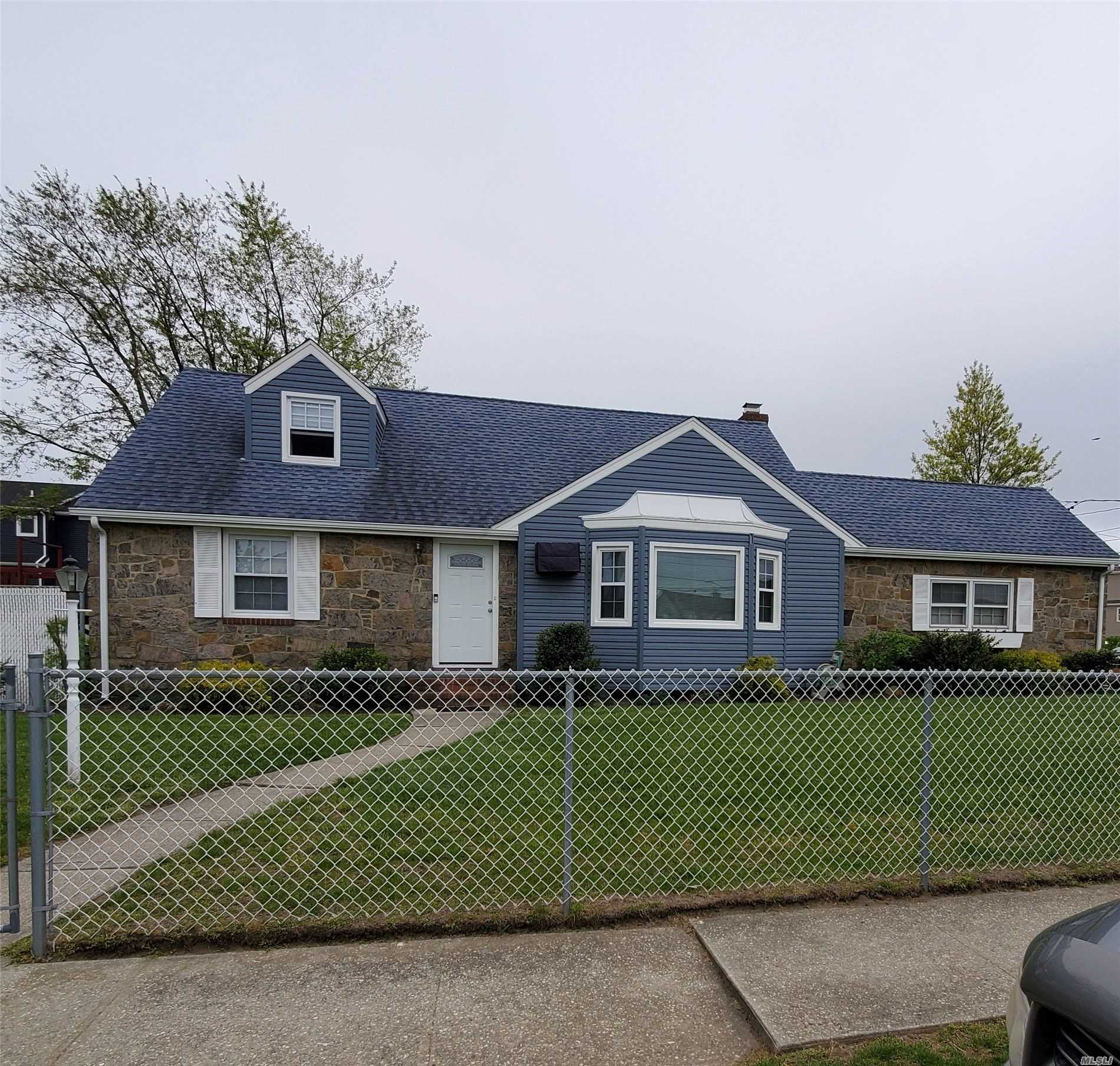 #1 photo, 145 W Lido Promenade, Lindenhurst , NY 11757