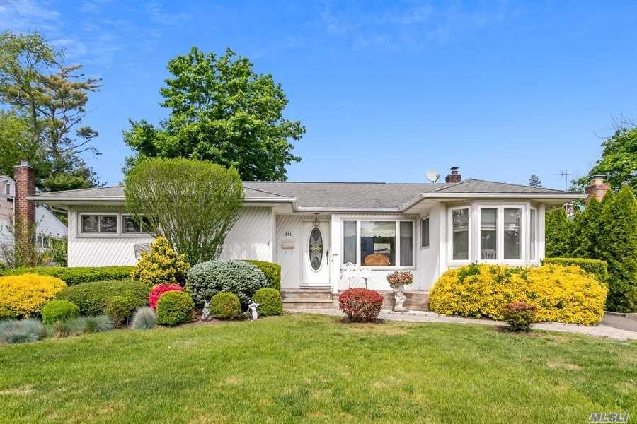 #1 photo, 521 Glenwood Lane, ناسو East Meadow , NY 11554