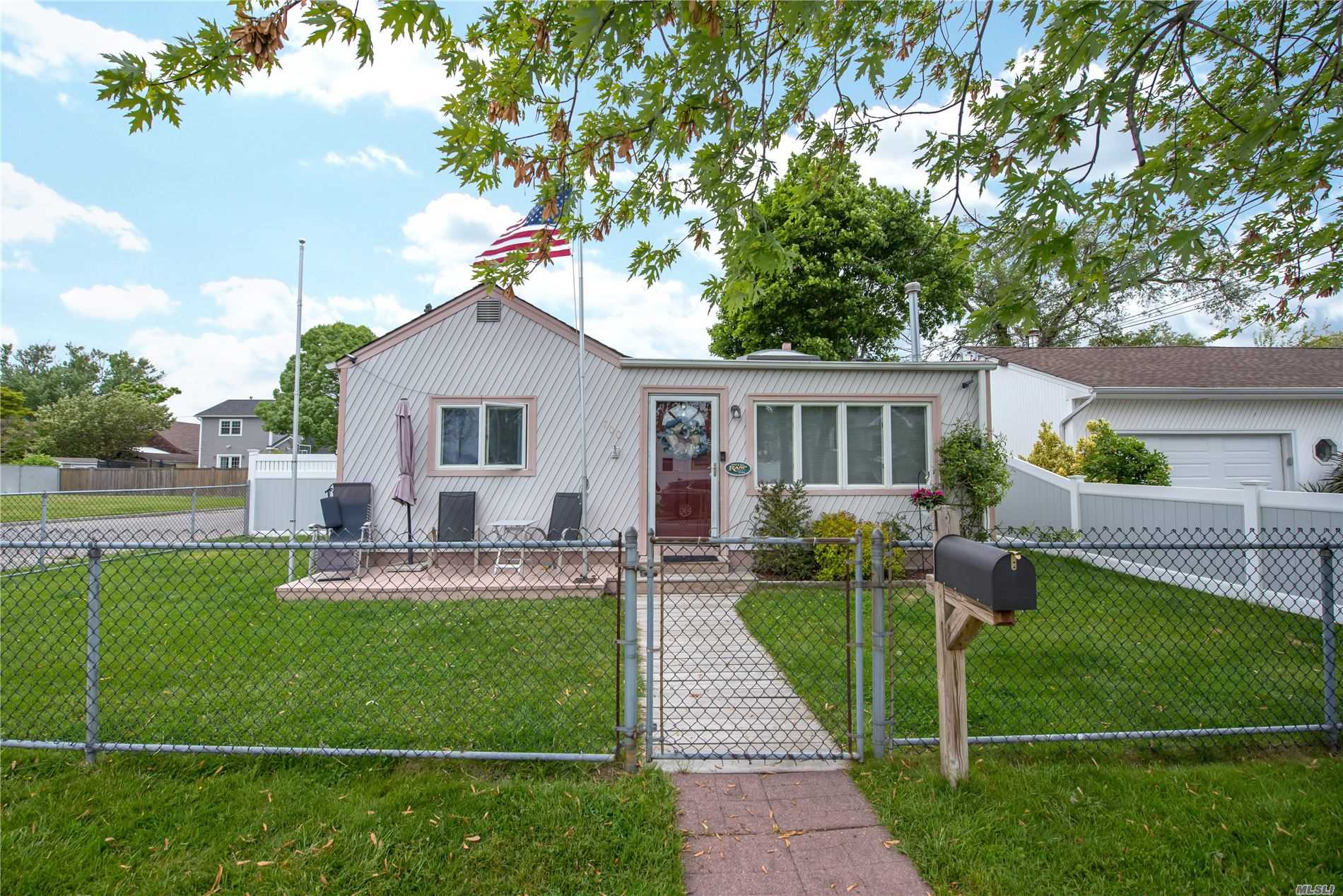 #1 photo, 700 S 6th Street, Lindenhurst , NY 11757