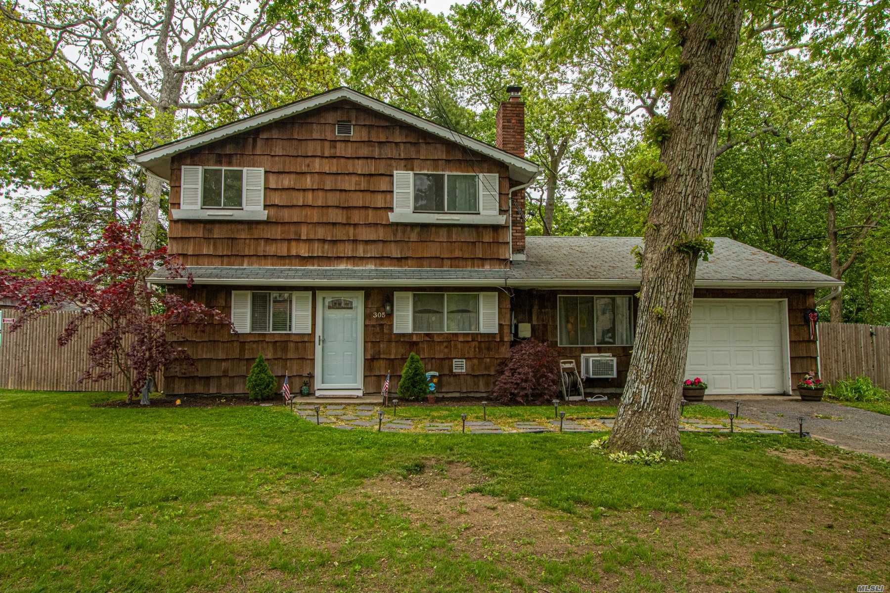 #1 photo, 305 Idle Hour Boulevard, Саффолк ‖ Oakdale , NY 11769