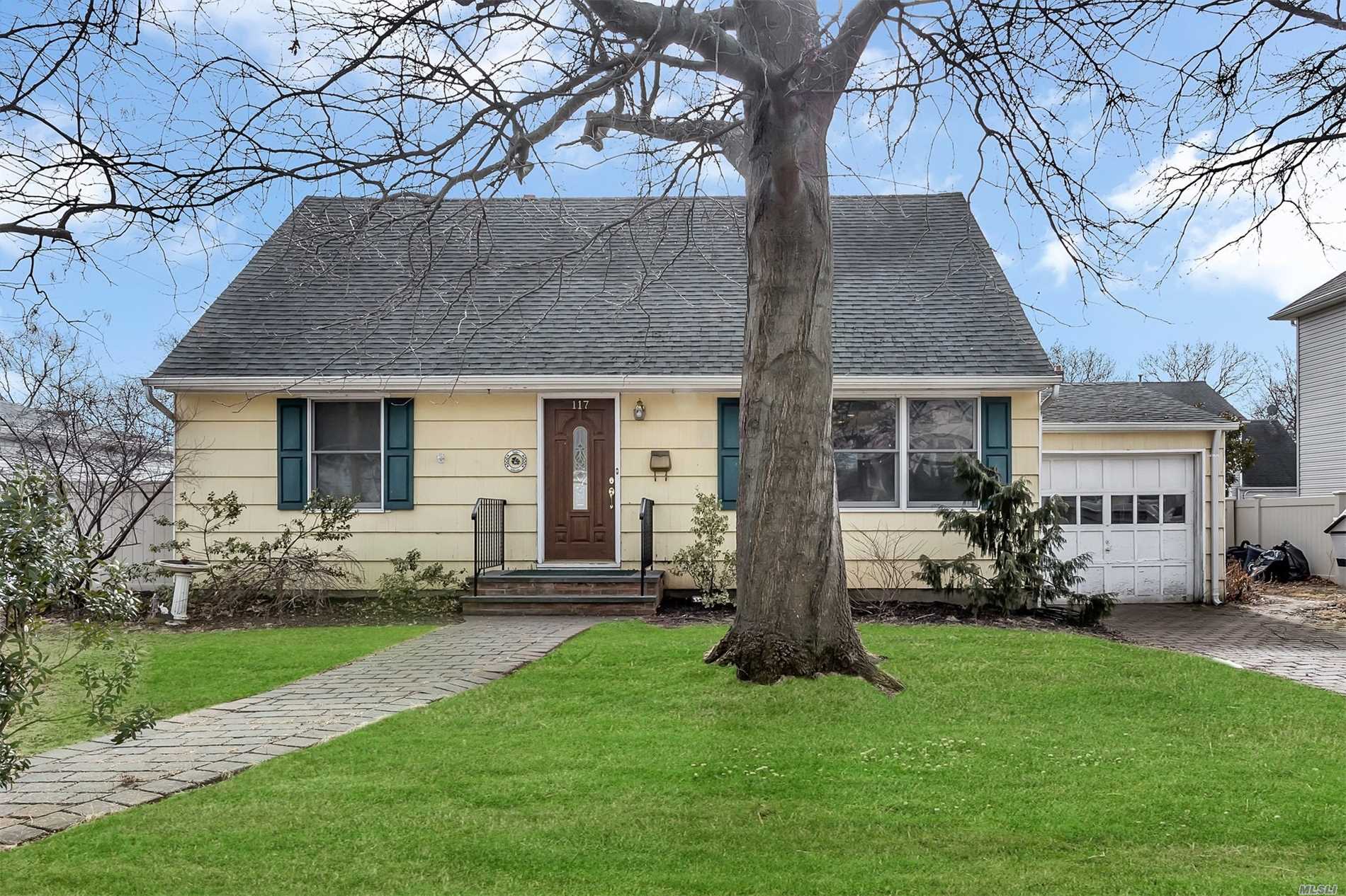 #1 photo, 117 Garden Drive, ناسو Albertson , NY 11507