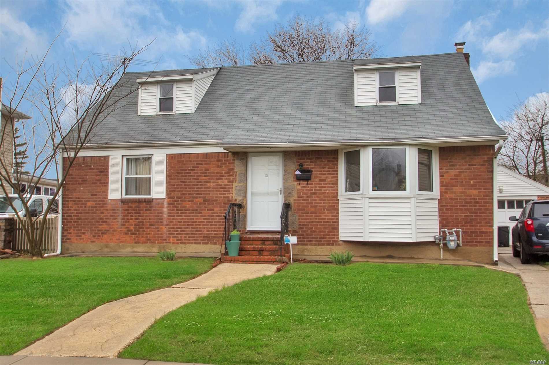 #1 photo, 15 Idell Road, ナッソー郡 Valley Stream , NY 11580