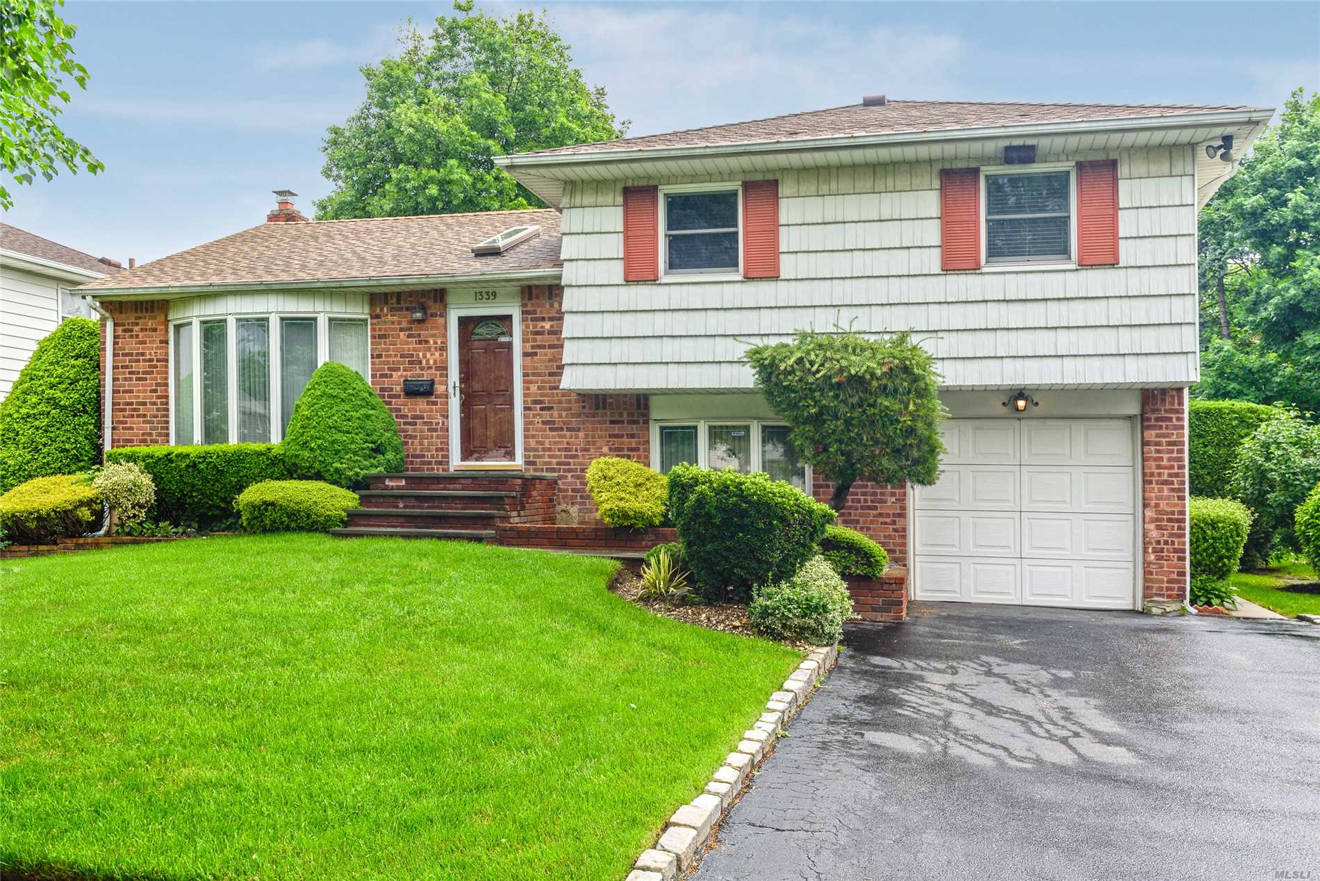 #1 photo, 1339 Holiday Park Drive, ナッソー郡 Wantagh , NY 11793