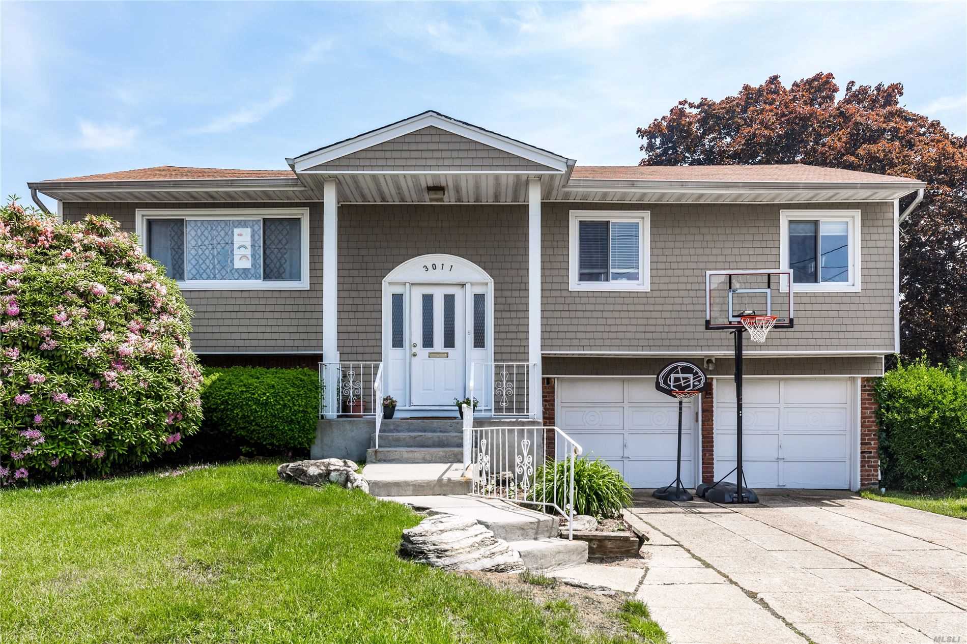 #1 photo, 3011 Holiday Park Drive, ナッソー郡 Merrick , NY 11566