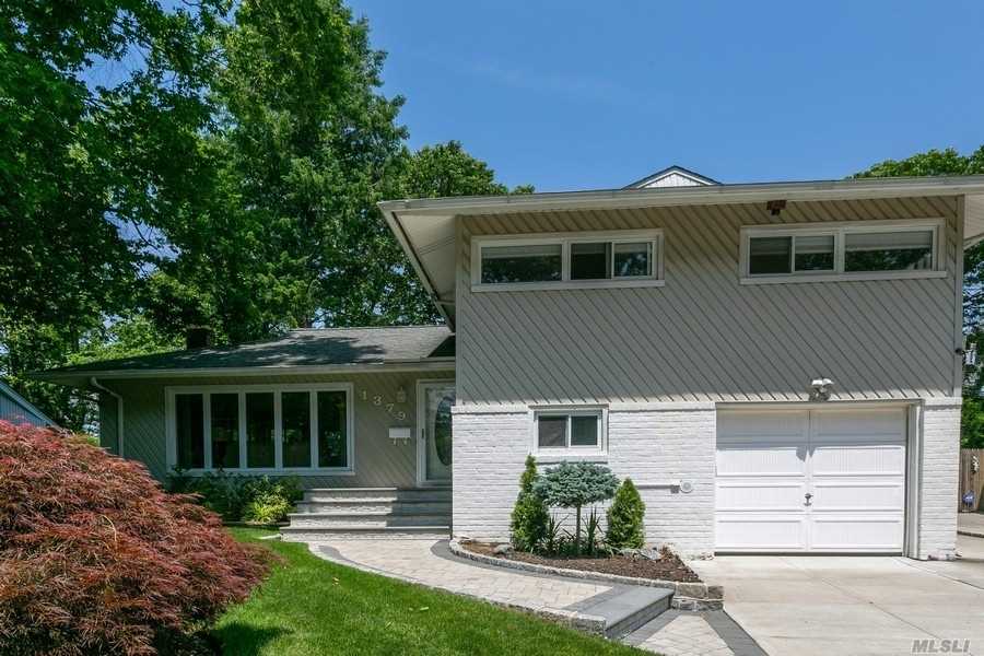 #1 photo, 1379 Pine Court, Нассау ‖ East Meadow , NY 11554