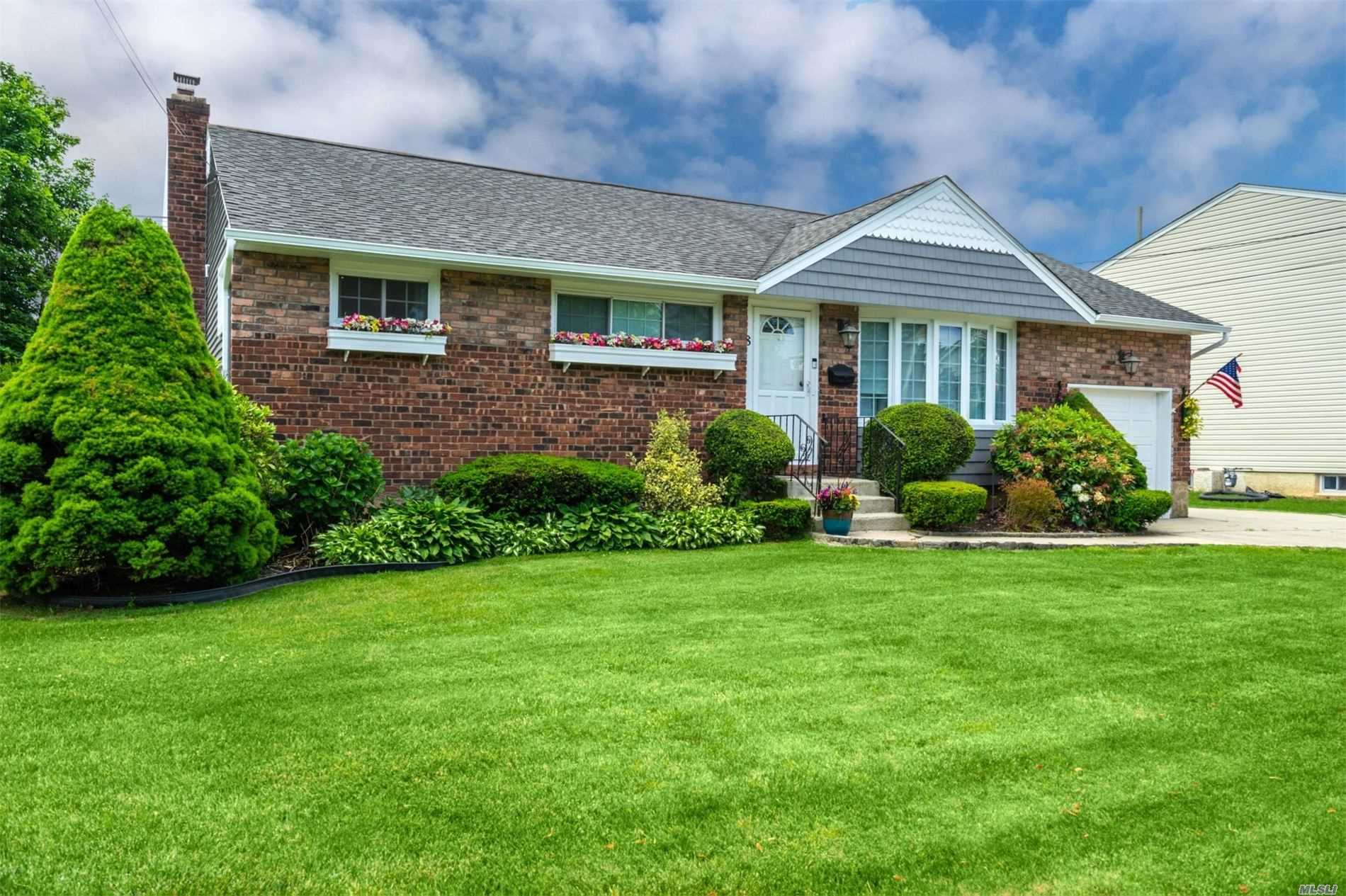 #1 photo, 8 Hampshire Drive, ناسو Farmingdale , NY 11735