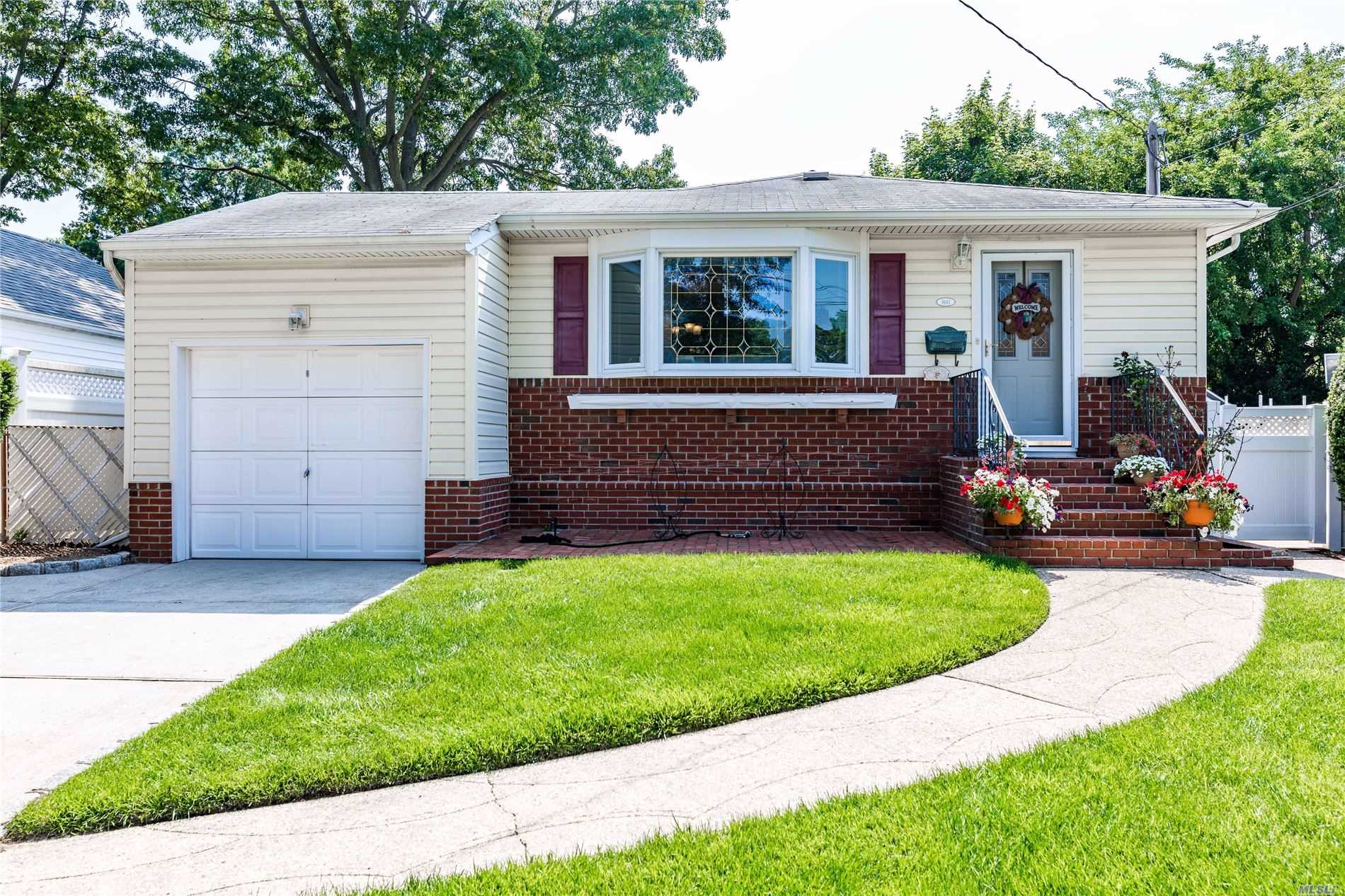 #1 photo, 1661 Amsterdam Avenue, ナッソー郡 Merrick , NY 11566