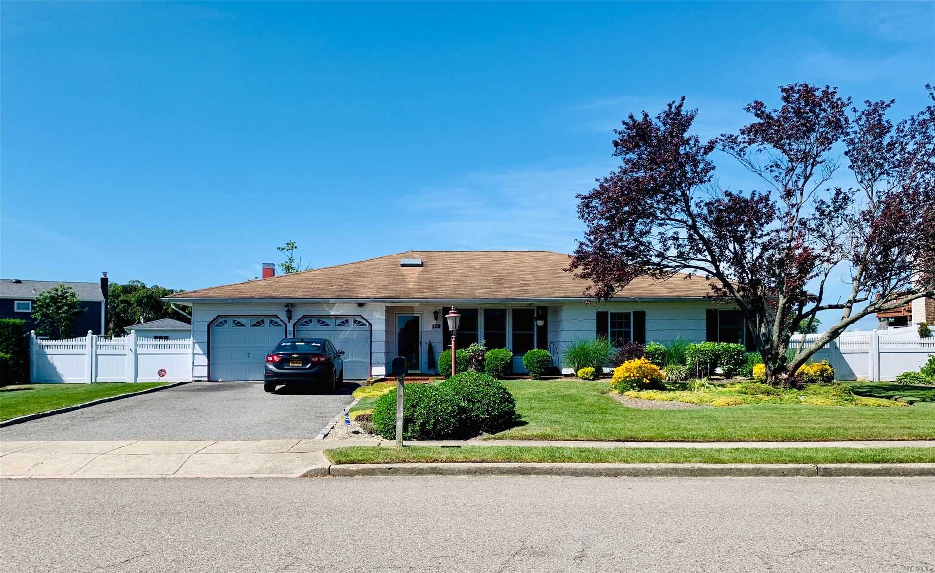 #1 photo, 120 Schooner Lane, サフォーク郡 Copiague , NY 11726