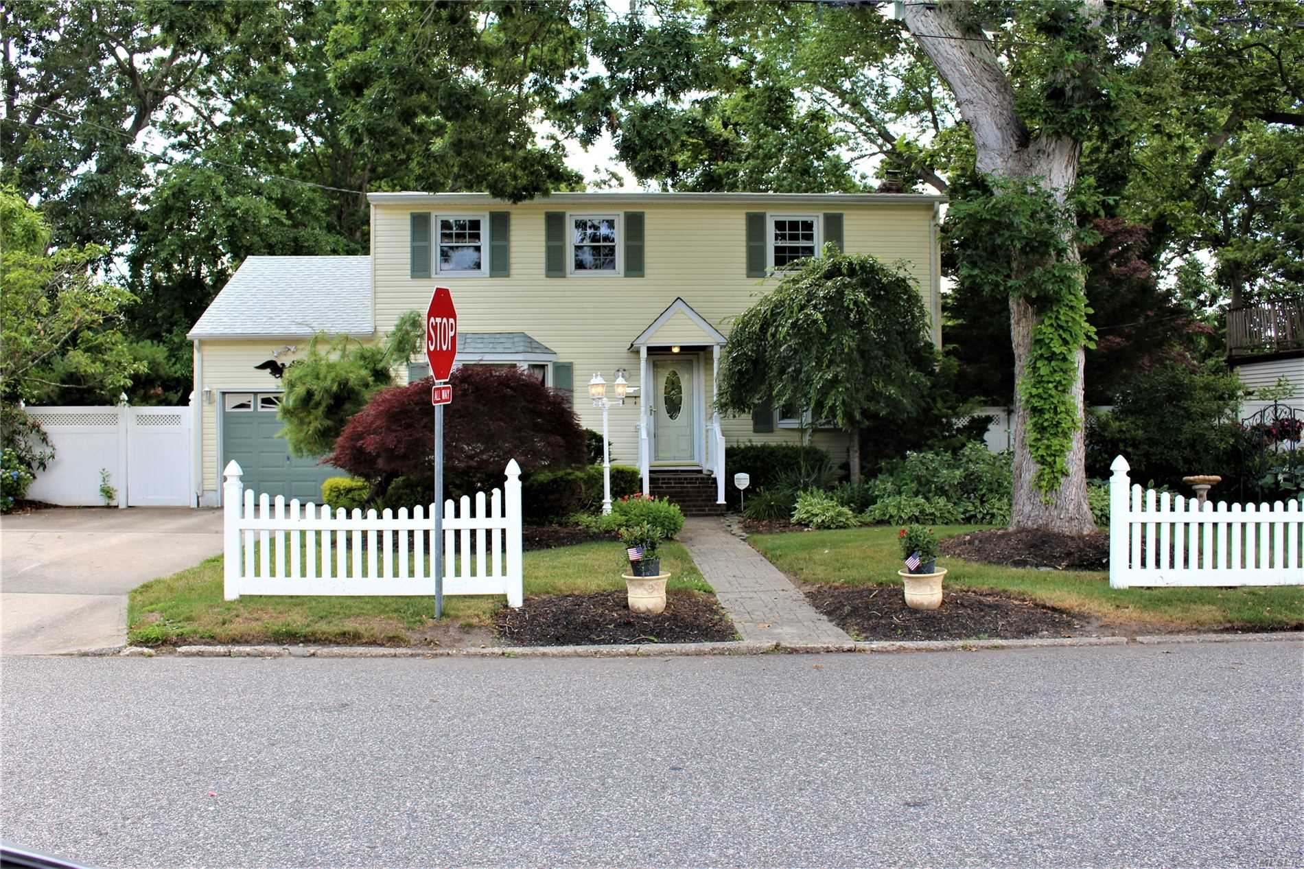 #1 photo, 44 Center Street, सफ़ोक काउंटी Ronkonkoma , NY 11779