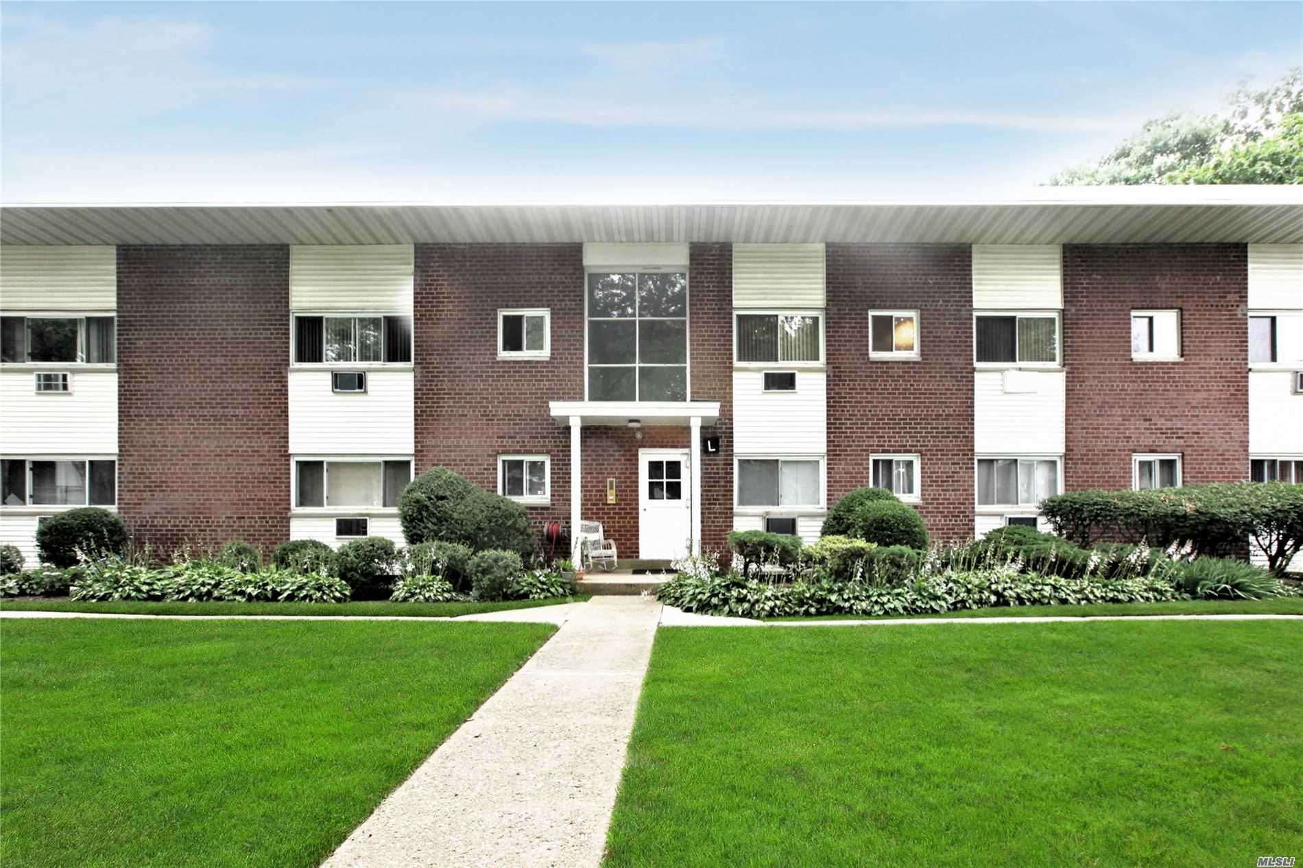 #1 photo, 125 Hempstead Garden Drive, ناسو West Hempstead , NY 11552