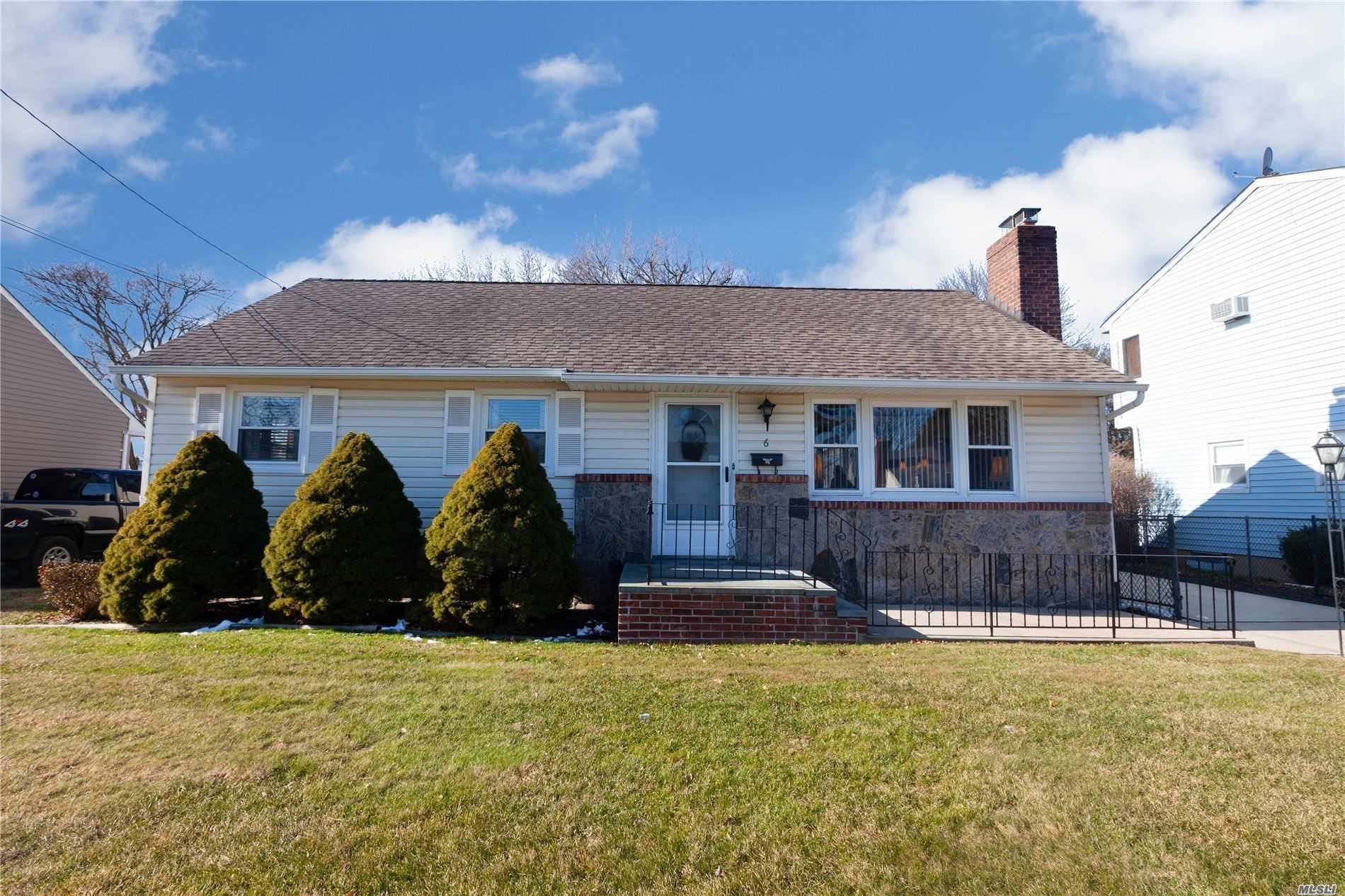 #1 photo, 6 Oxford Place, Hicksville , NY 11801