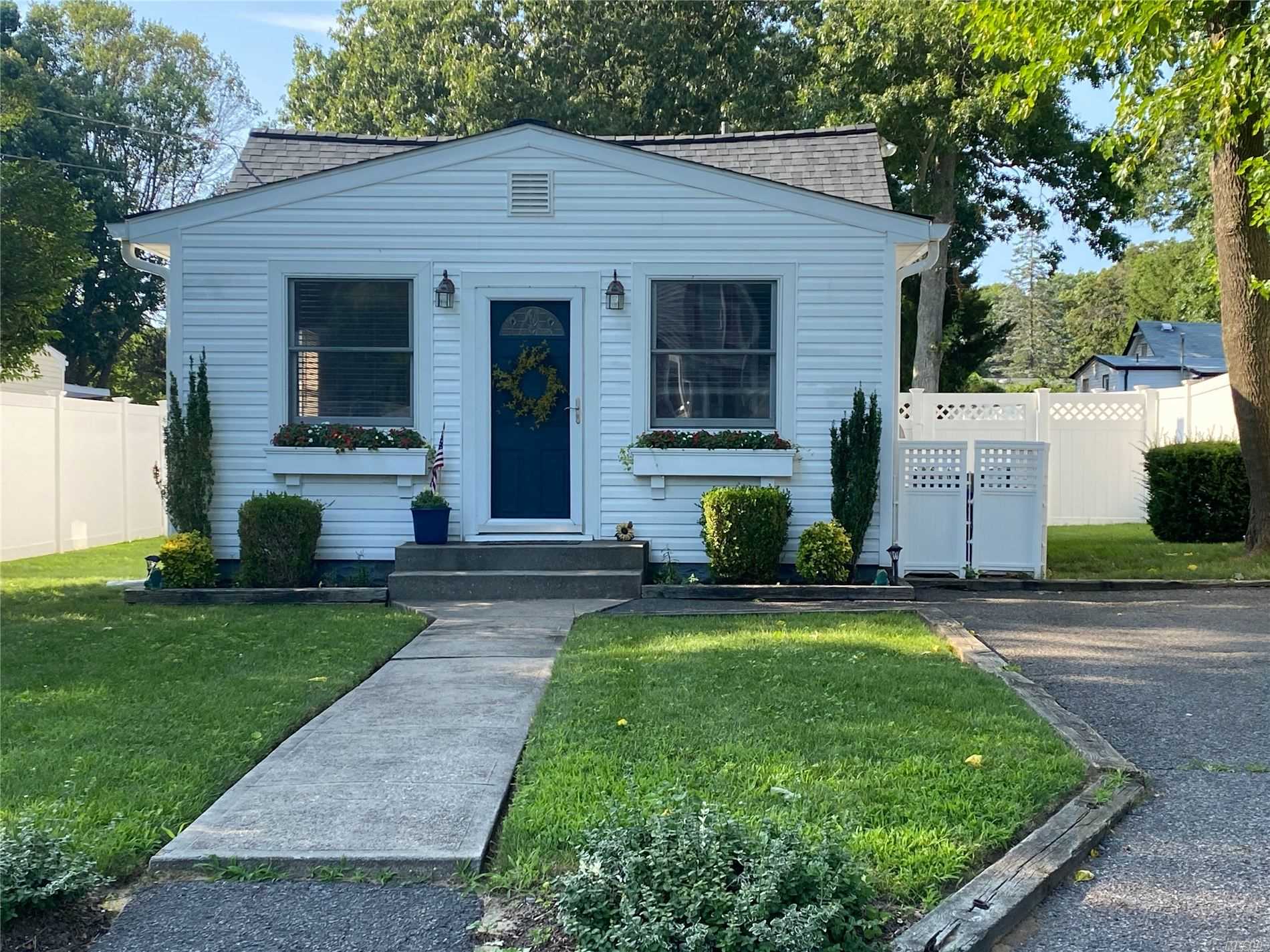 #1 photo, 1 Ferndale Avenue, 東長島 Selden , NY 11784