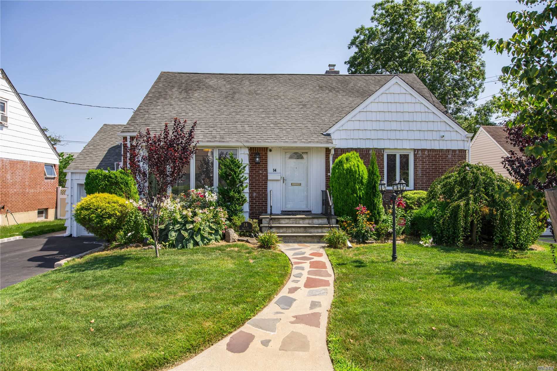 #1 photo, 14 Watts Place, नासाउ काउंटी Valley Stream , NY 11581