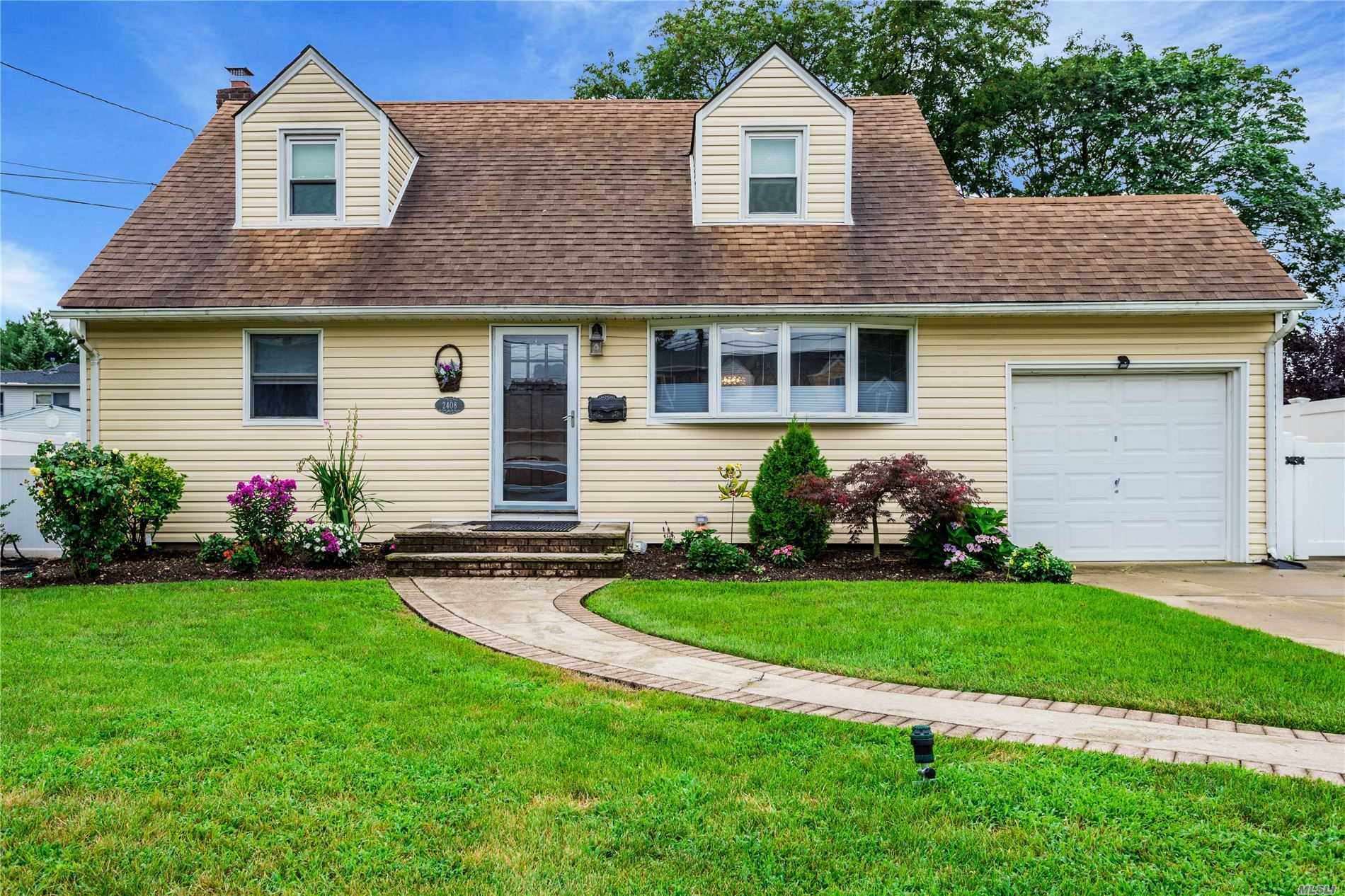 #1 photo, 2408 Gladmore Street, ナッソー郡 East Meadow , NY 11554