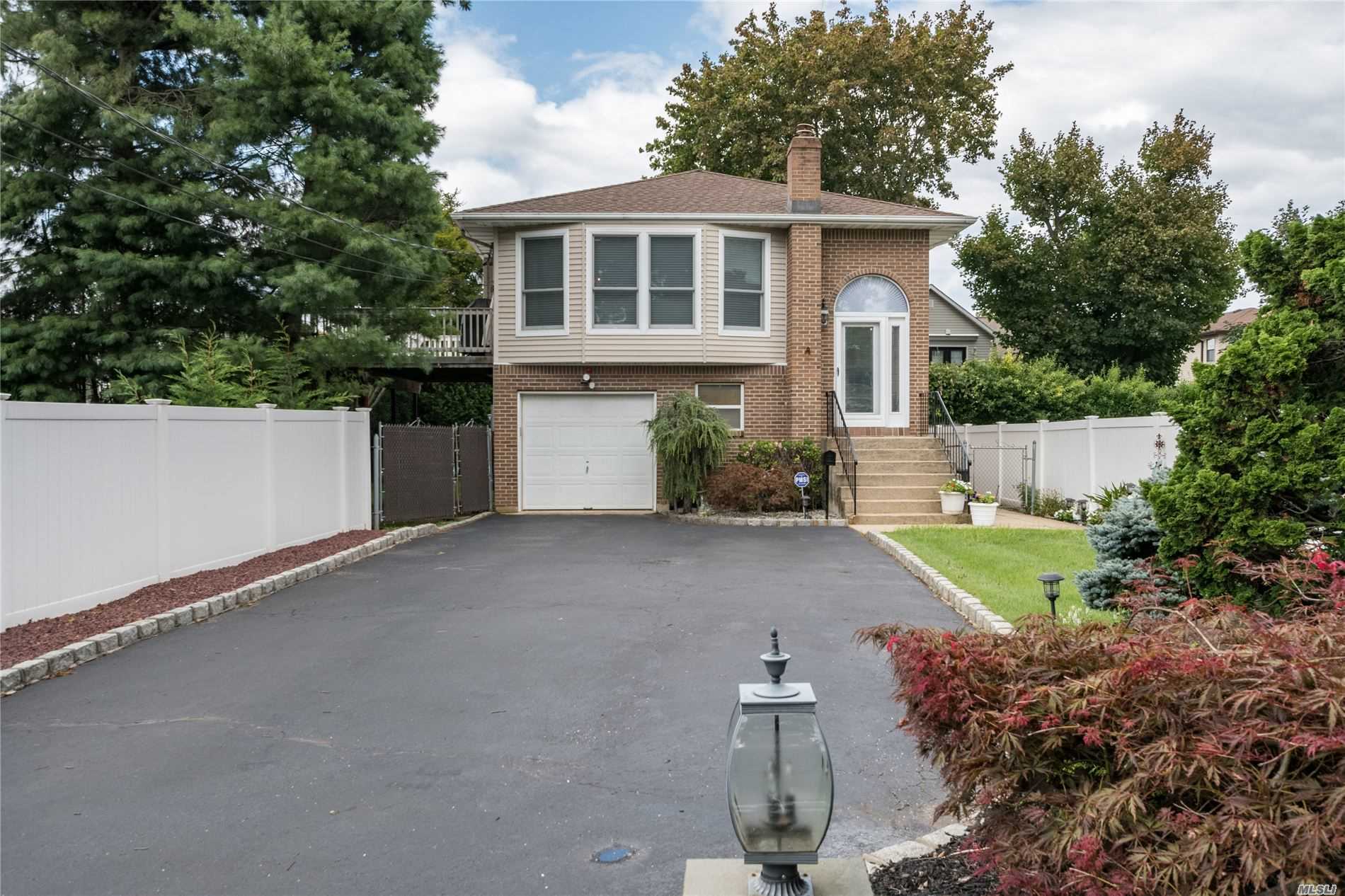 #1 photo, 2375 Hudson Street, מחוז נסאו East Meadow , NY 11554