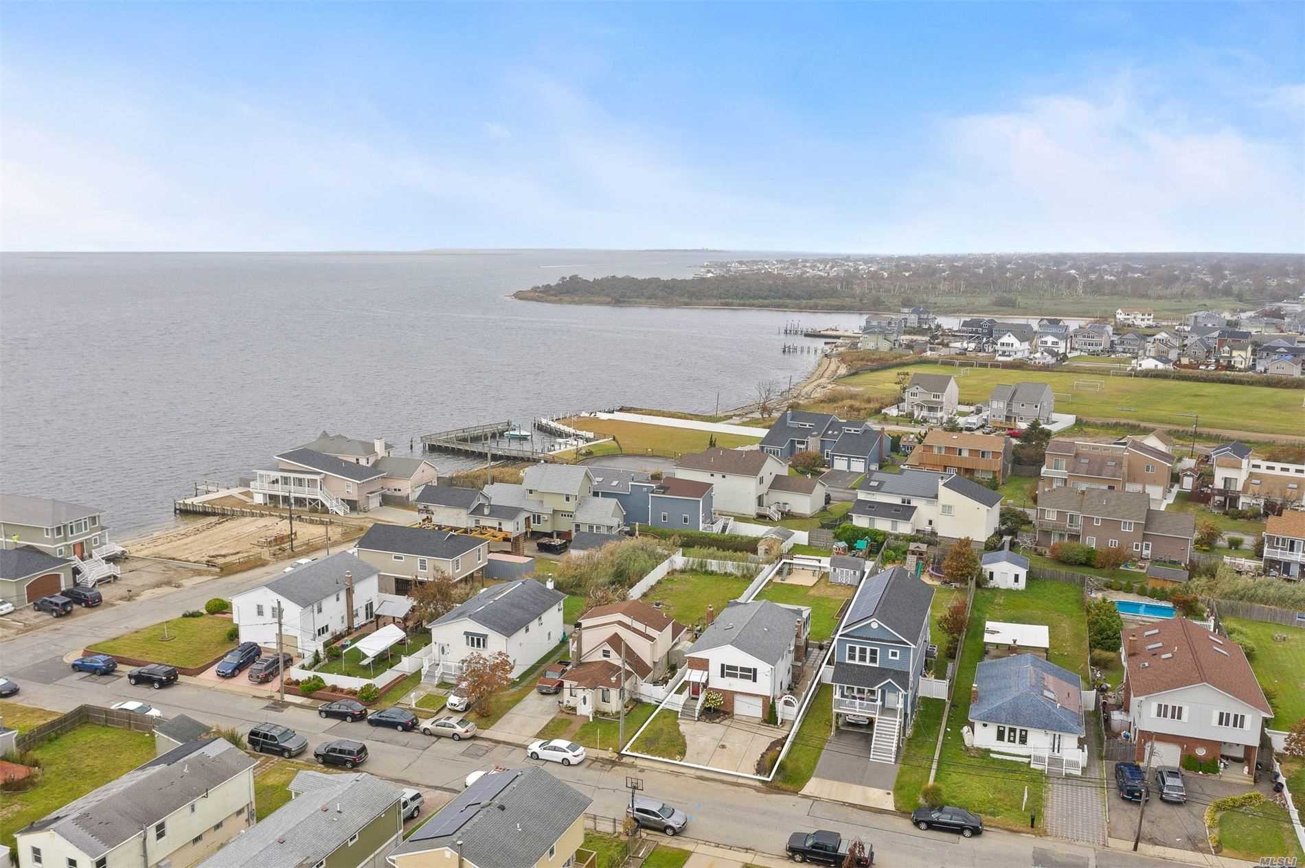 #1 photo, 881 Surf Street, サフォーク郡 Lindenhurst , NY 11757