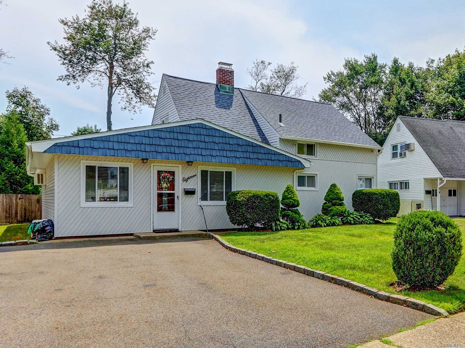 #1 photo, 18 Spoke Lane, ナッソー郡 Levittown , NY 11756