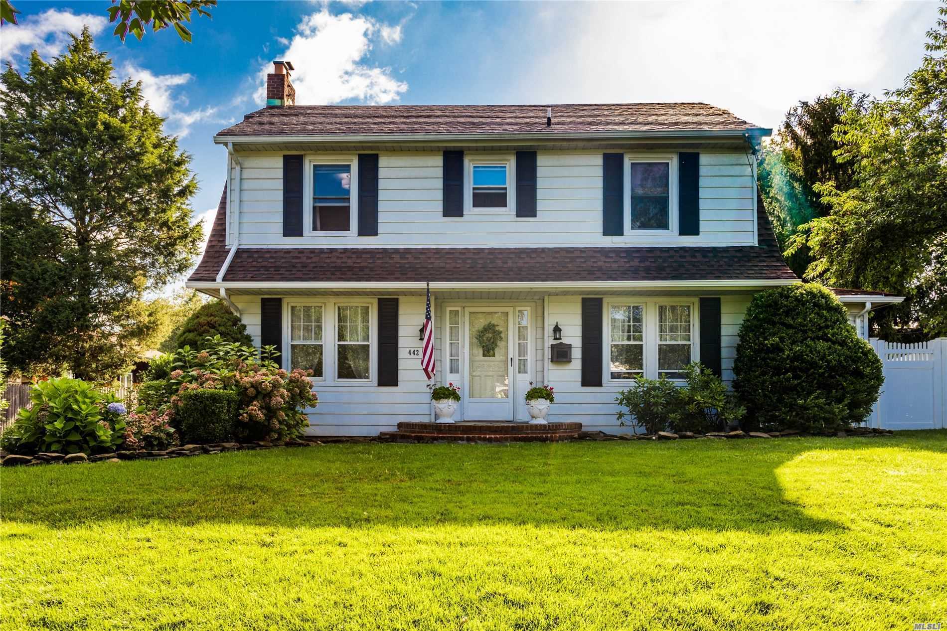 #1 photo, 442 Richland Boulevard, Brightwaters , NY 11718