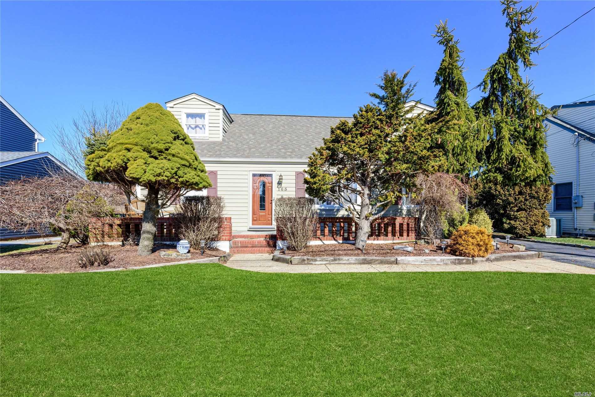 #1 photo, 165 Throop Street, 东长岛 West Babylon , NY 11704