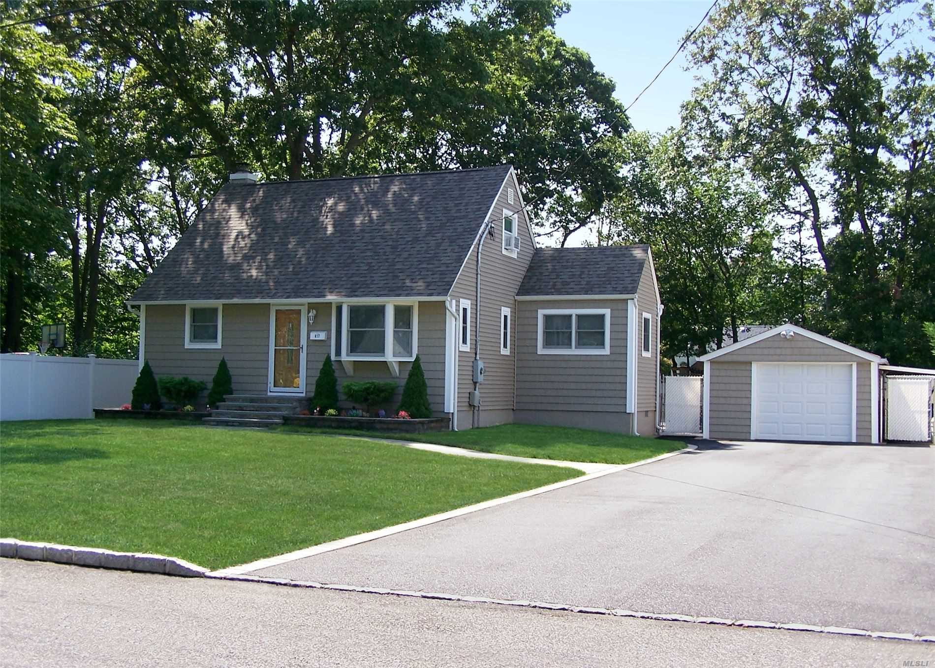 #1 photo, 817 Ocean Avenue, West Islip , NY 11795
