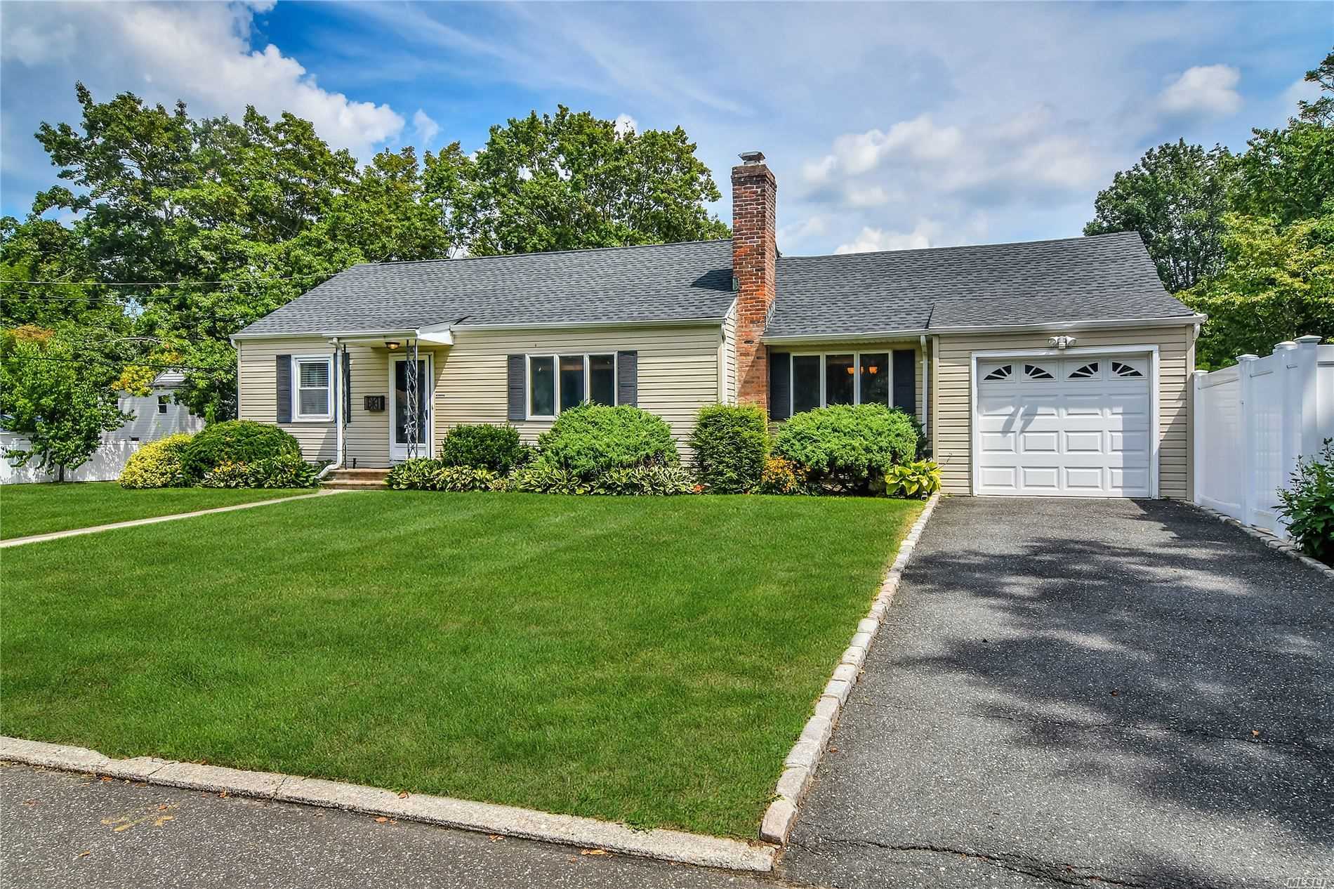 #1 photo, 107 Folsom Avenue, מחוז סאפוק Huntington Station , NY 11746