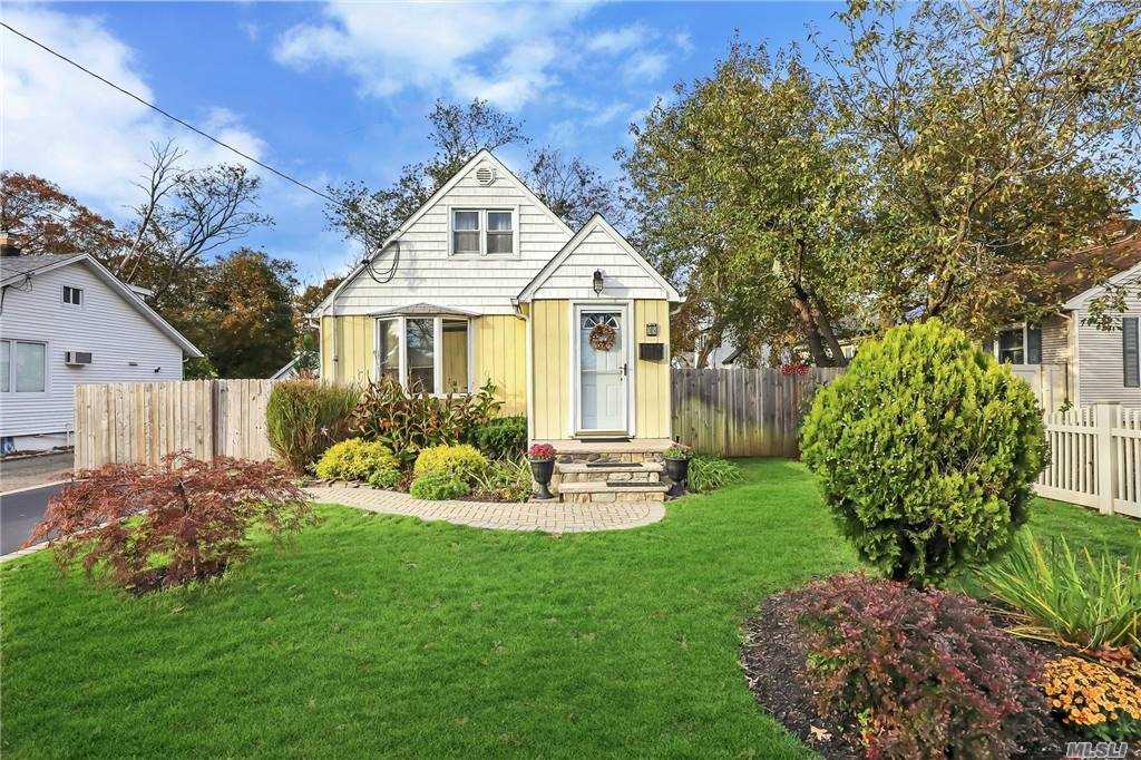 #1 photo, 35 Montauk Drive, Саффолк ‖ Bay Shore , NY 11706