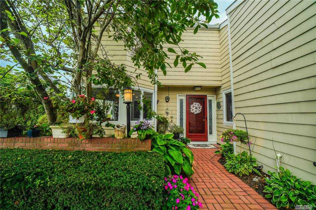 #1 photo, 16 Lakeside Lane, सफ़ोक काउंटी Bay Shore , NY 11706