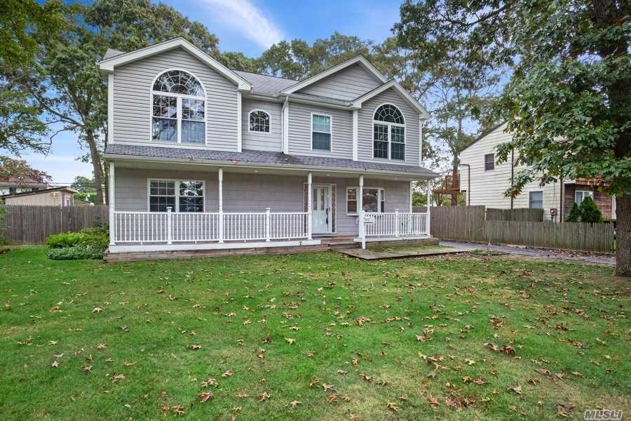 #1 photo, 19 Meroke Lane, سوفولك East Islip , NY 11730
