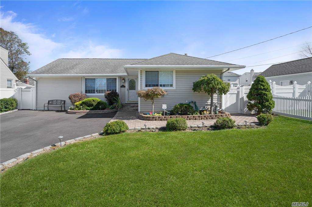 #1 photo, 35 Taylor Avenue, ナッソー郡 East Meadow , NY 11554