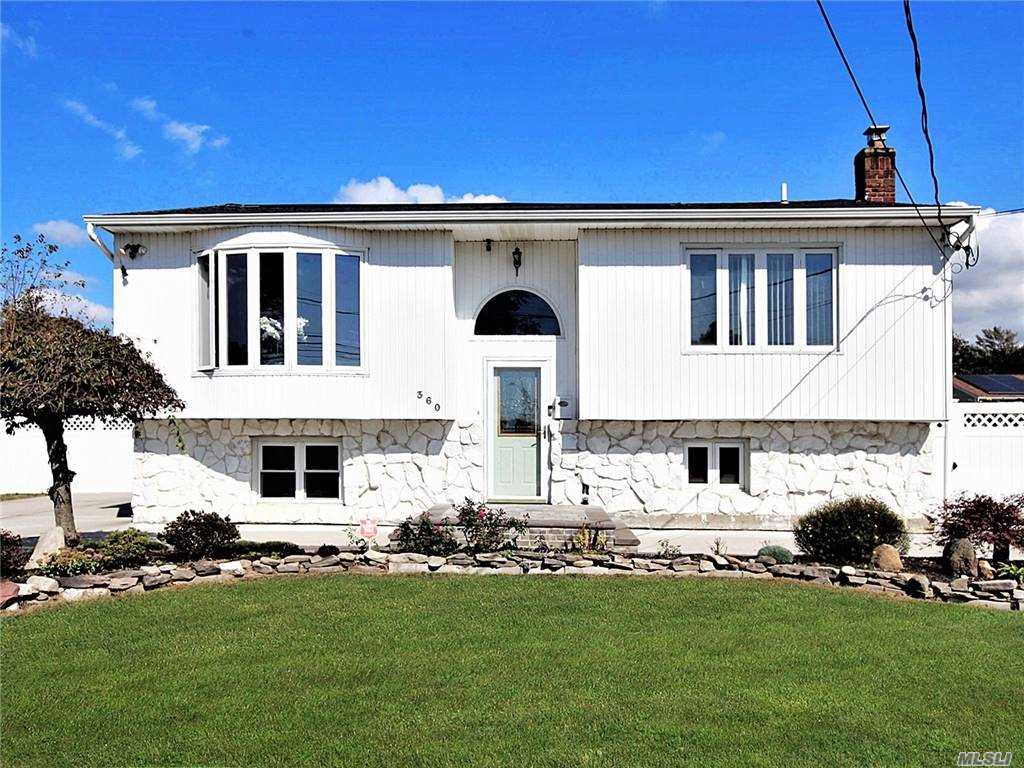 #1 photo, 360 42nd Street, サフォーク郡 Lindenhurst , NY 11757