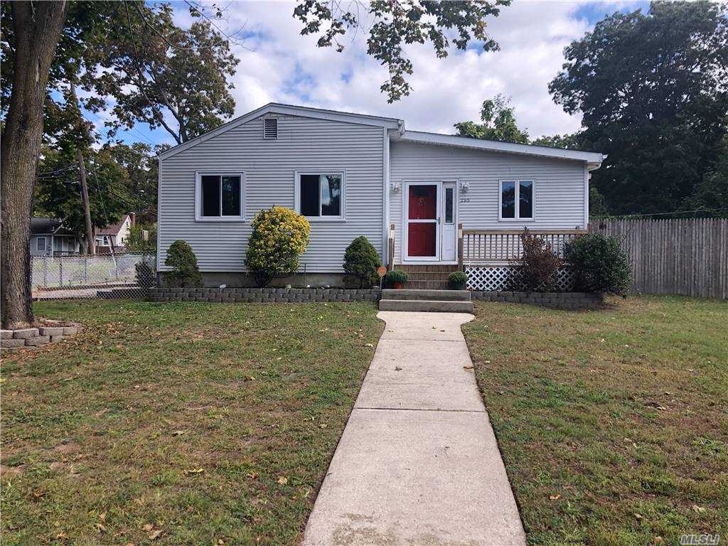 #1 photo, 295 Mohican Avenue, מחוז סאפוק Ronkonkoma , NY 11779