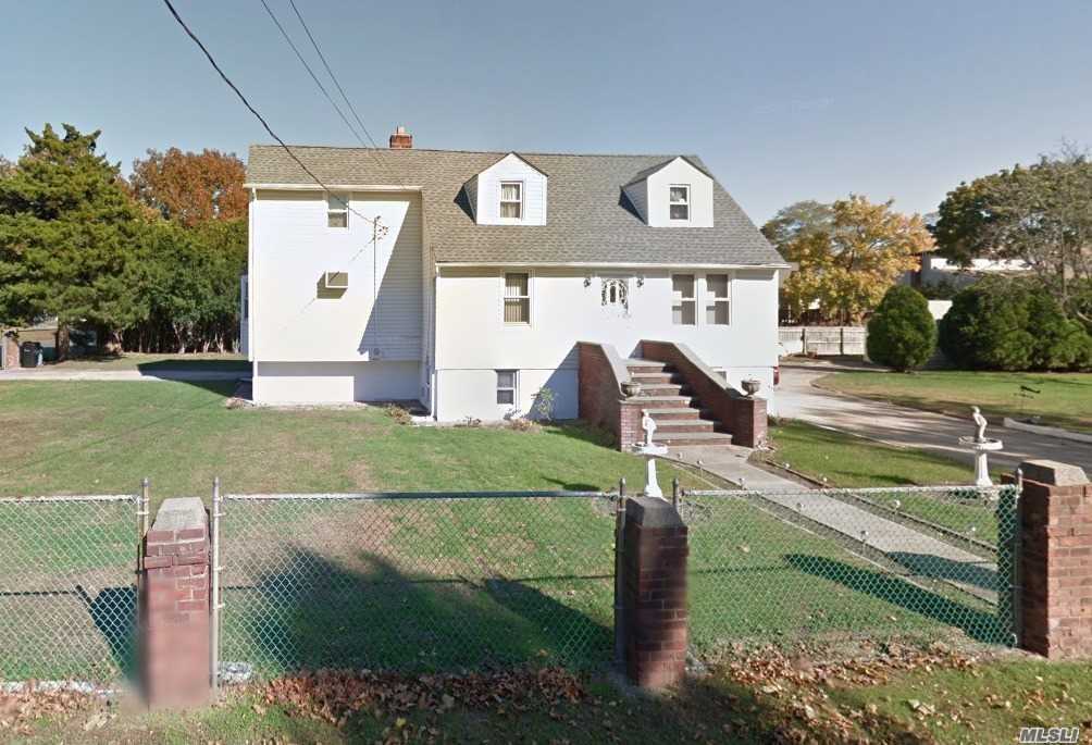 #1 photo, 12 Moore Place, מחוז סאפוק Melville , NY 11747