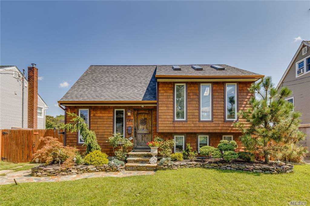 #1 photo, 245 East Drive, سوفولك Copiague , NY 11726